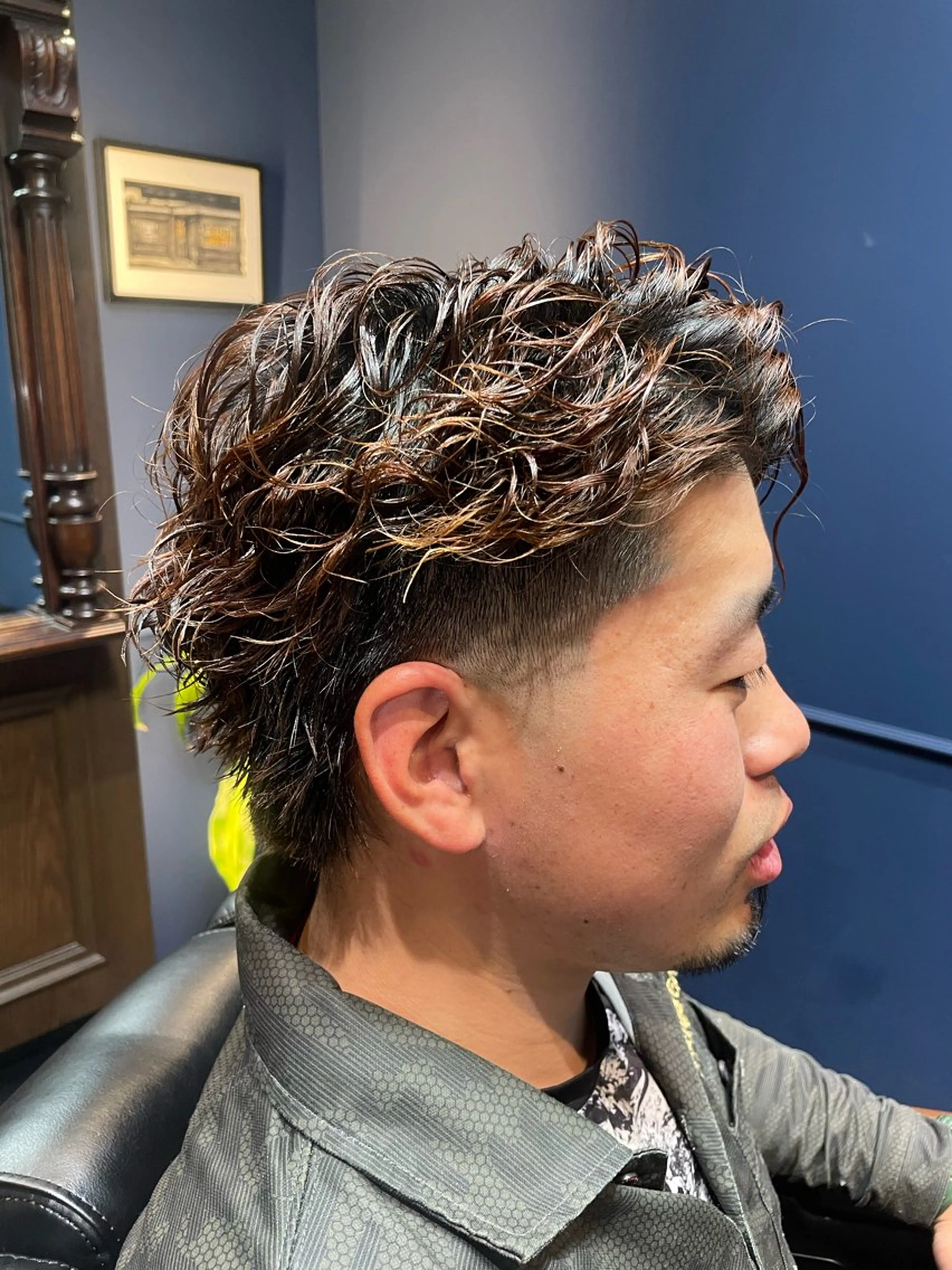 ミディアム パーマ メンズ ミディアムパーマ フェードカット メンズパーマ スパイラルパーマ 西井 義就のヘアスタイル