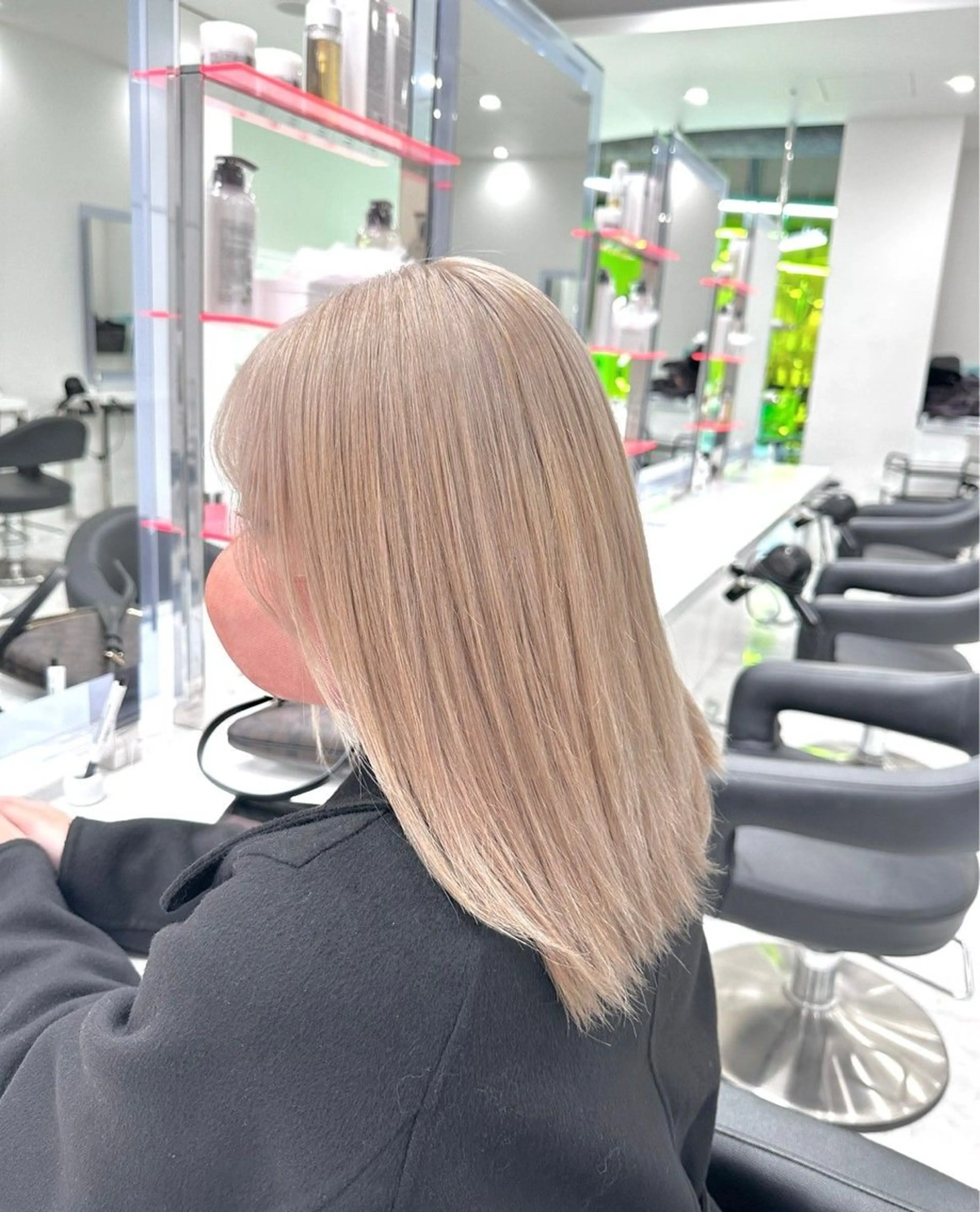 セミロング カラー ヘアアレンジ 🫧モテる💗ダメー ジレスハイトーン🫧のヘアスタイル