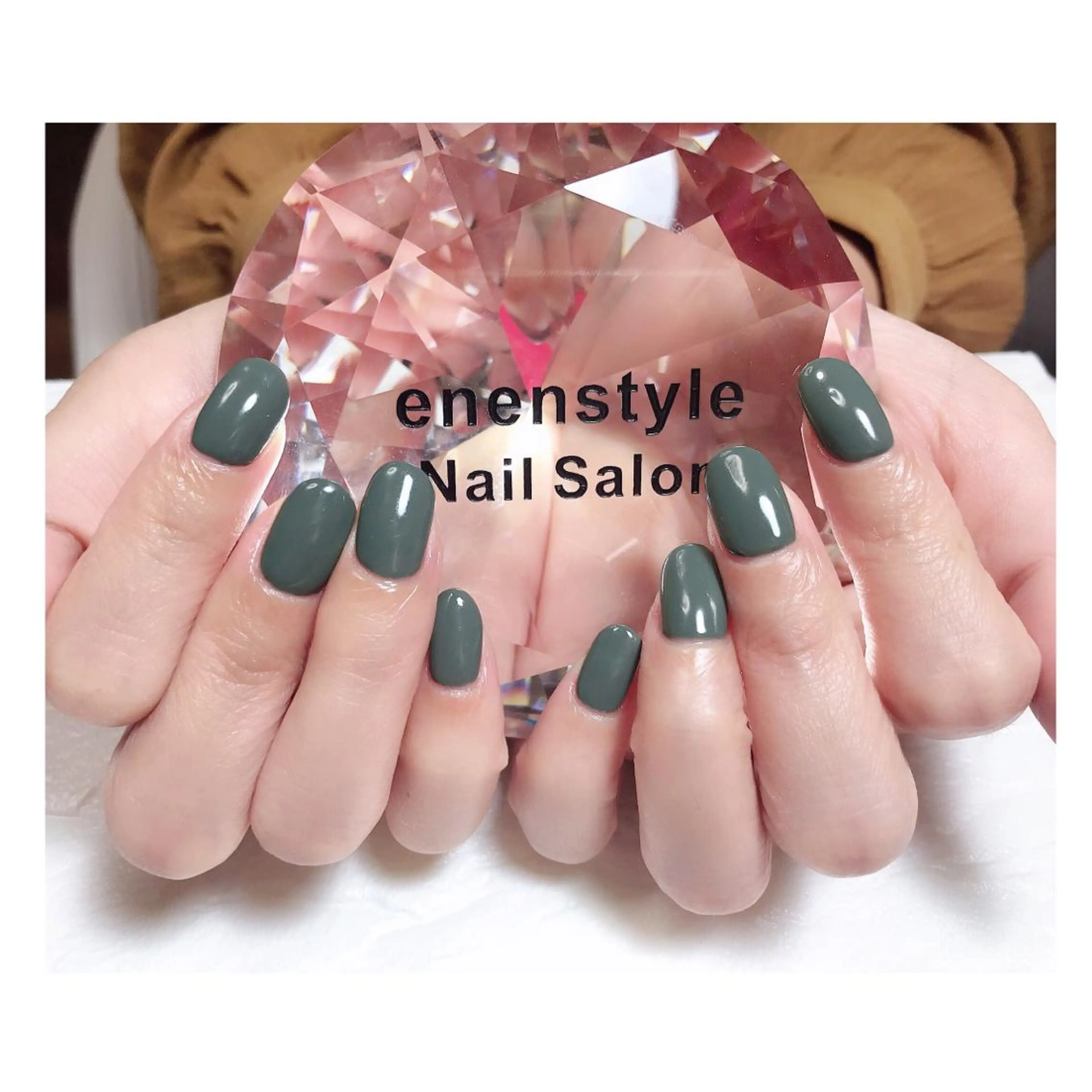 ショート ネイル ジェルネイル グリーン ニュアンスネイル オフィスネイル シンプルネイル 👑enen style👑のネイルデザイン