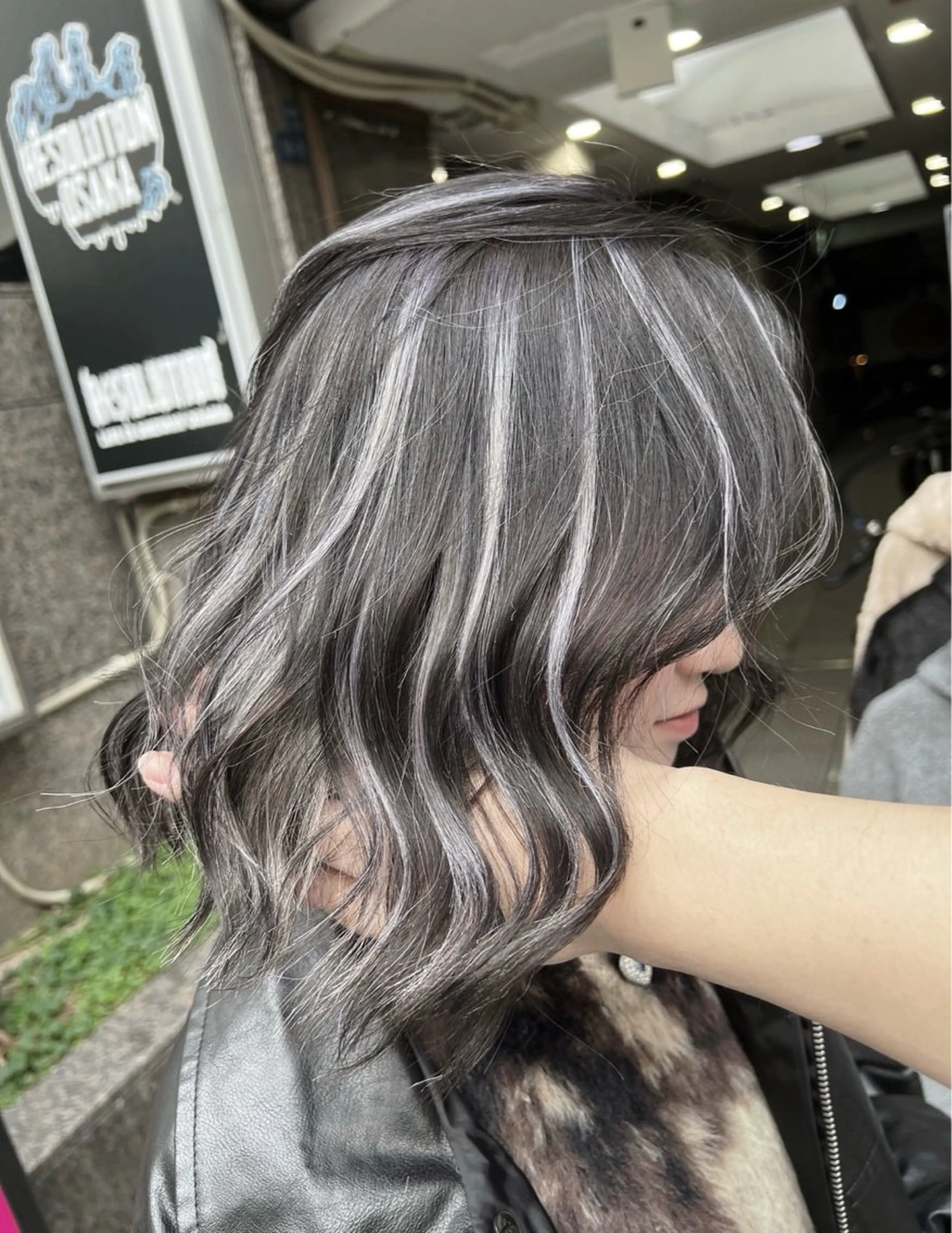 ショート カラー ダークグレー ダークグレージュ グレージュ ハイライトカラー ハイライト カット ヘアカラー トリートメント 指名数No.1 /NAOYAのヘアスタイル