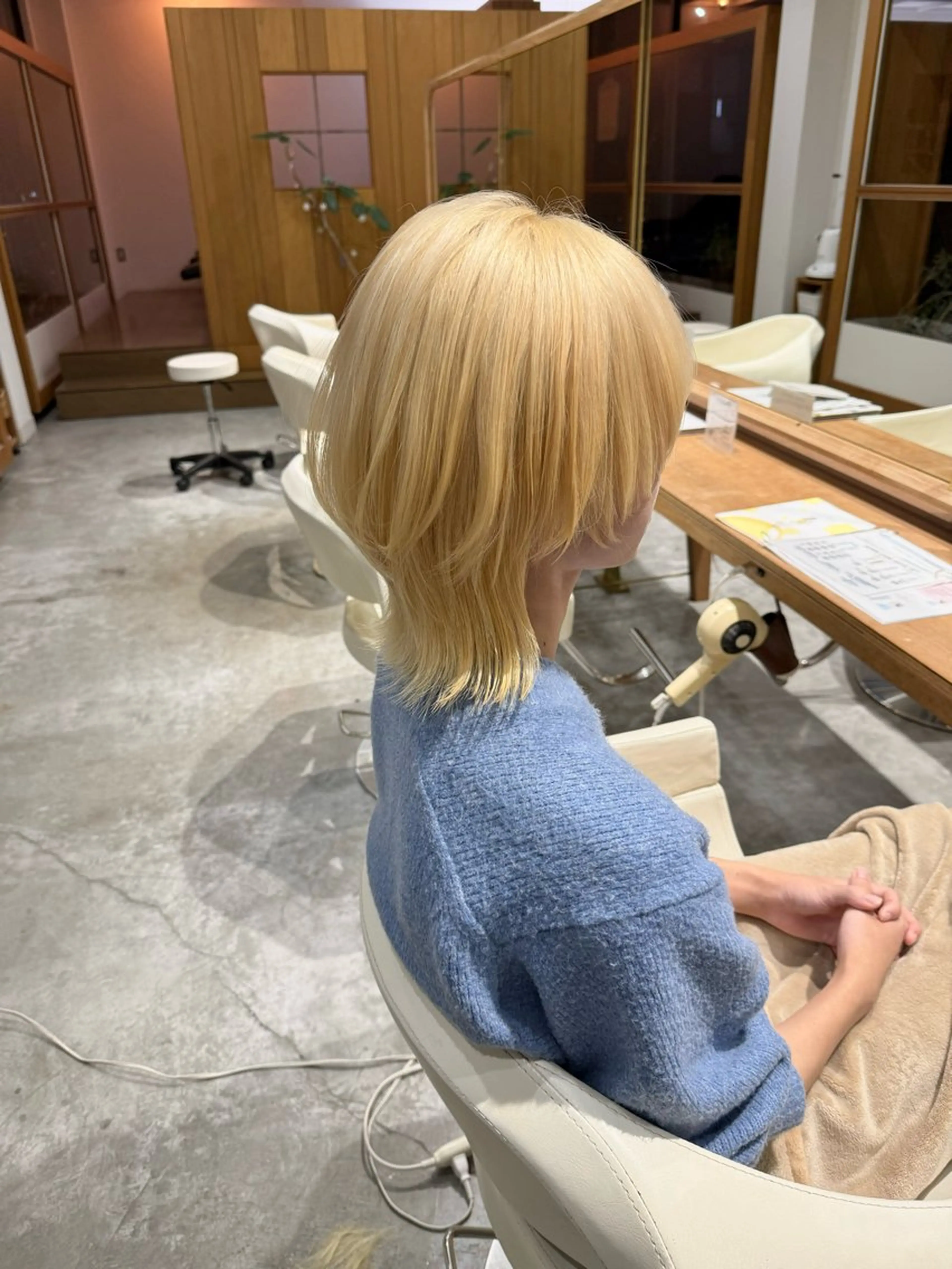 ミディアム カラー ブロンド ホワイトブロンド ウルフカット ヘアカラー WATANABE MISAKIのヘアスタイル