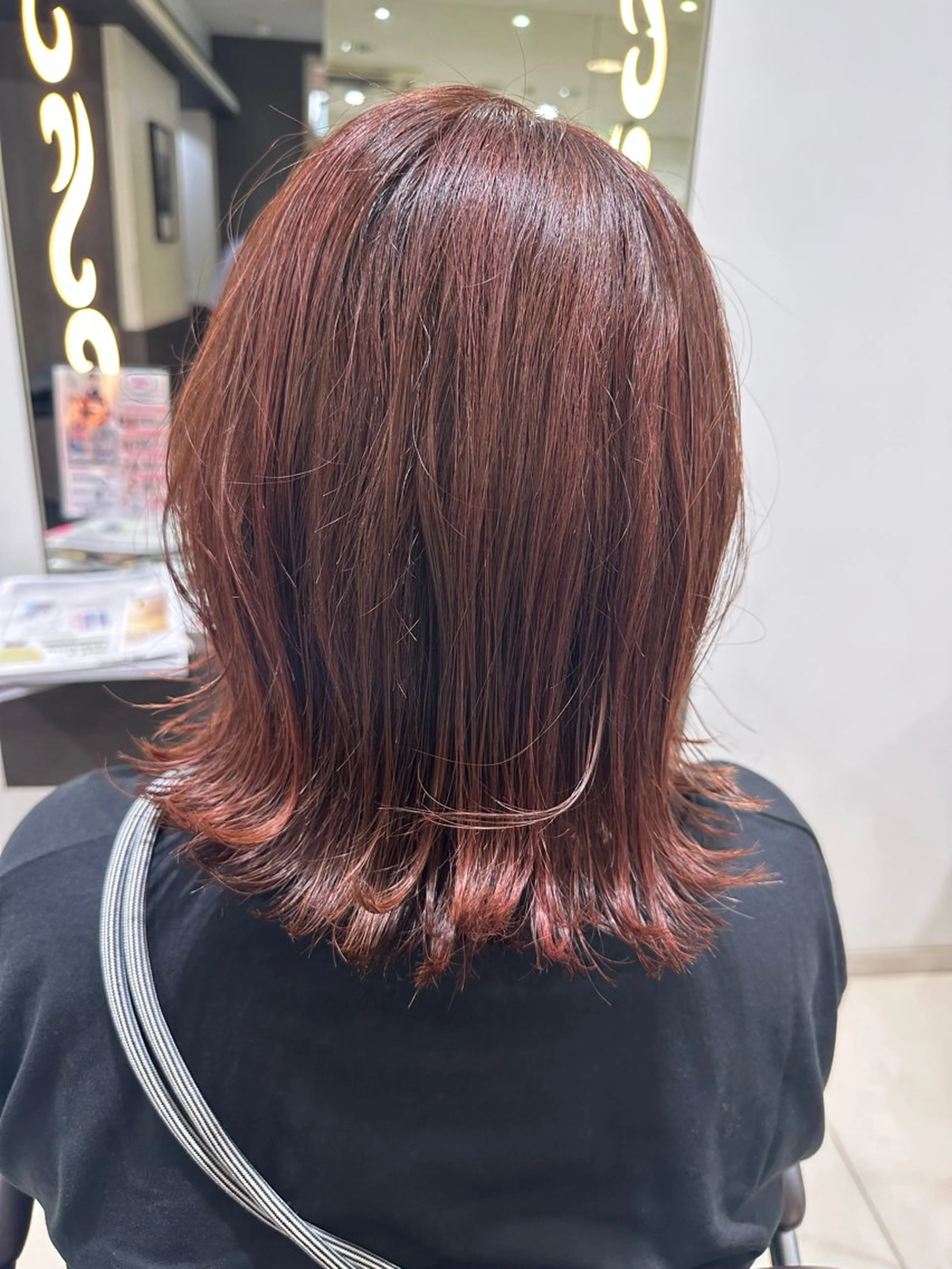 ミディアム レイヤー 艶々カラーのヘアスタイル