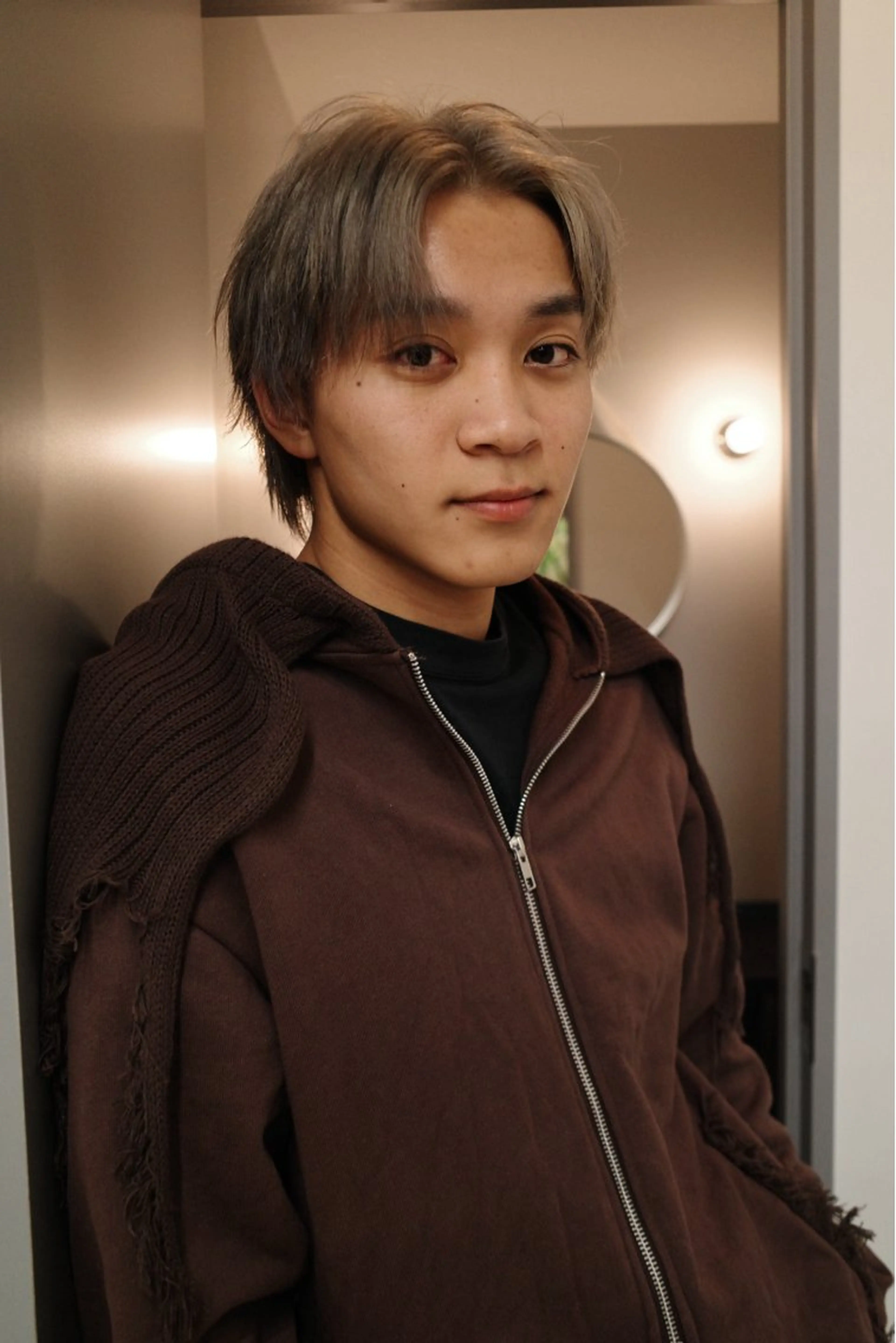 ショート カラー メンズ メンズブリーチ ブリーチ シルバー piilo. サダのヘアスタイル