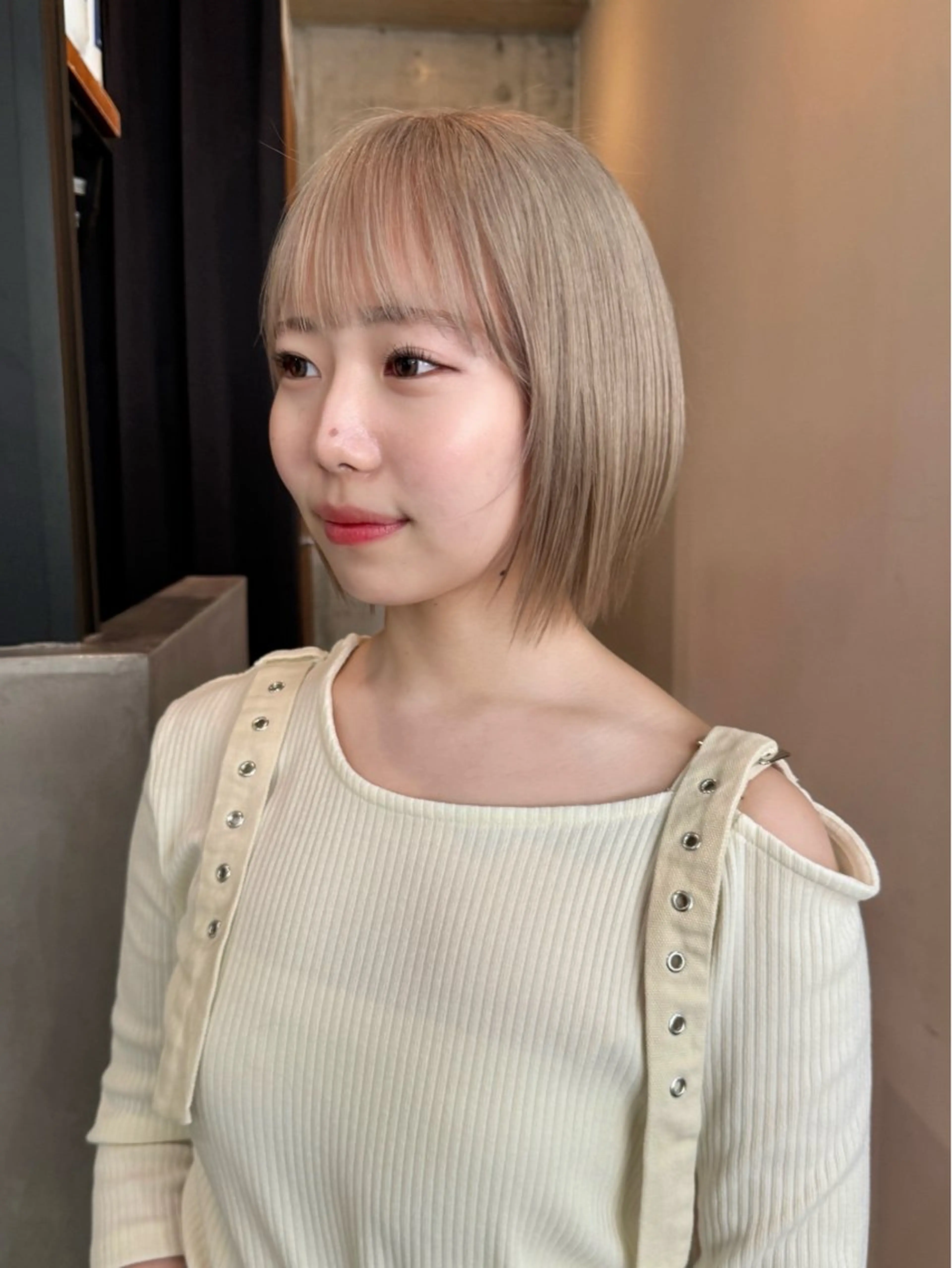 ショート カラー グレージュ 切りっぱなしボブ/ ブリーチカラー/大塚のヘアスタイル