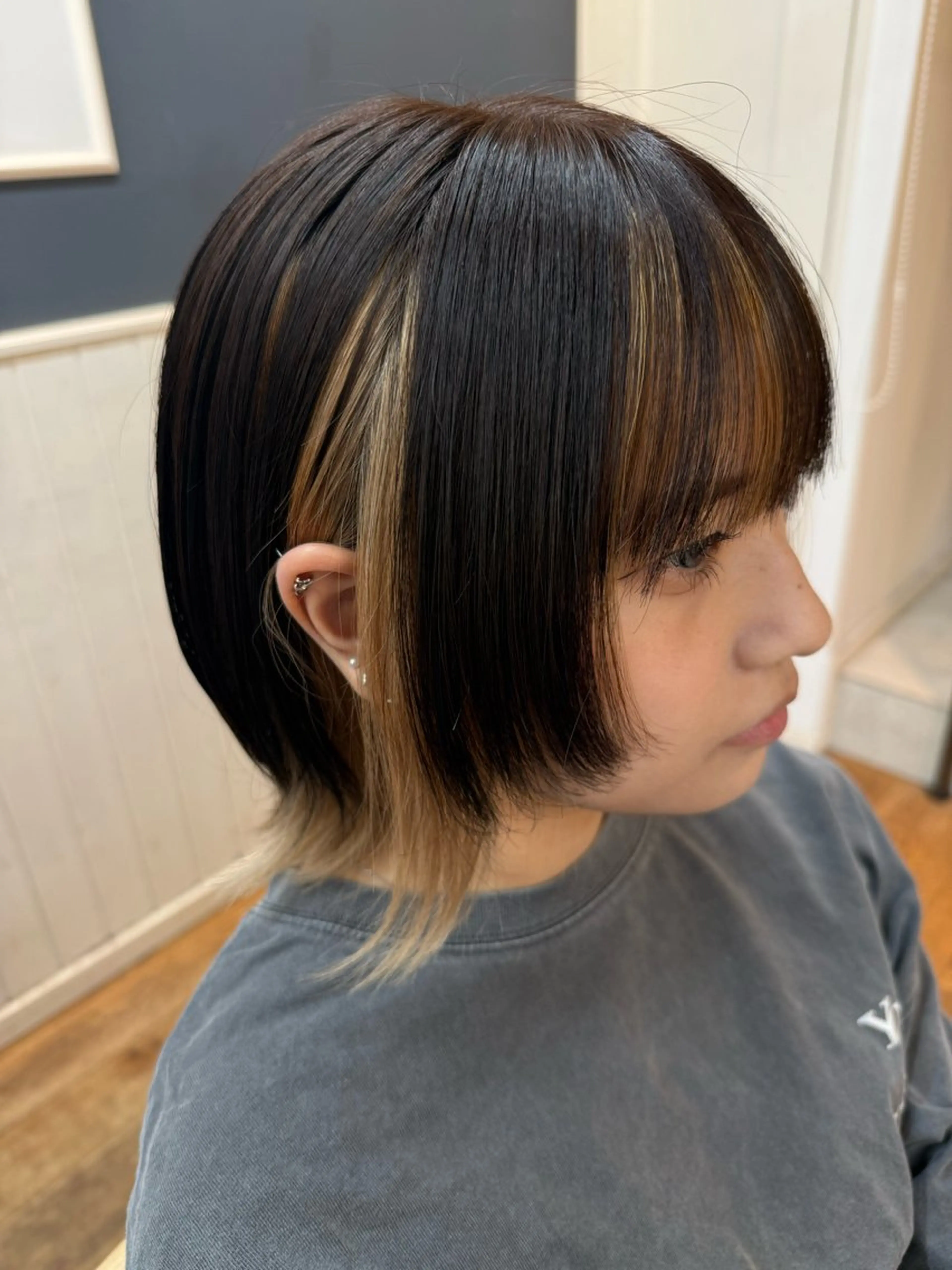 カラー ブリーチ ブロンド インナーカラー ヘアカラー トリートメント 鳴海 快晴のヘアスタイル