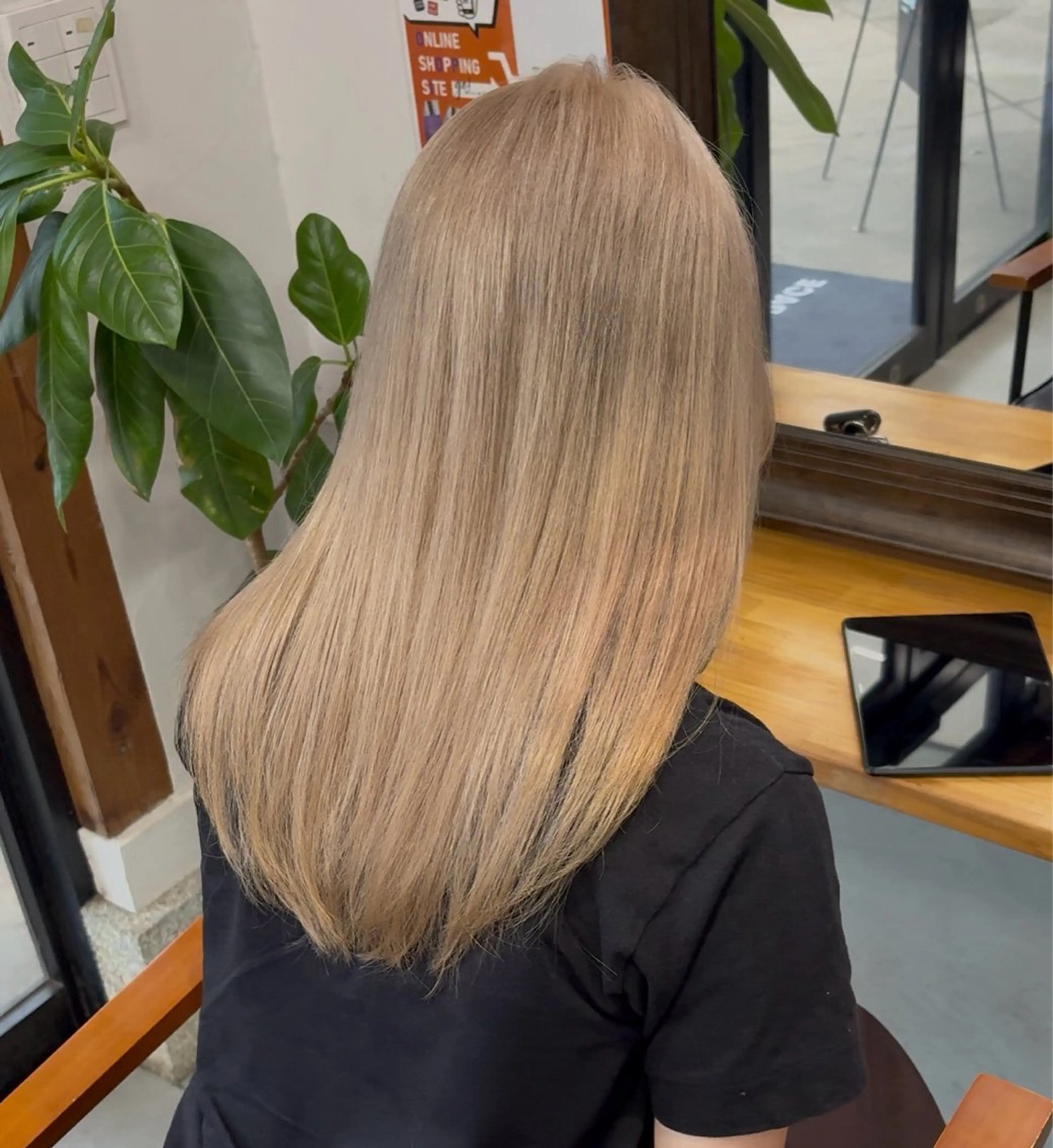 セミロング カラー まろやかなベージュ 小池春樹のヘアスタイル