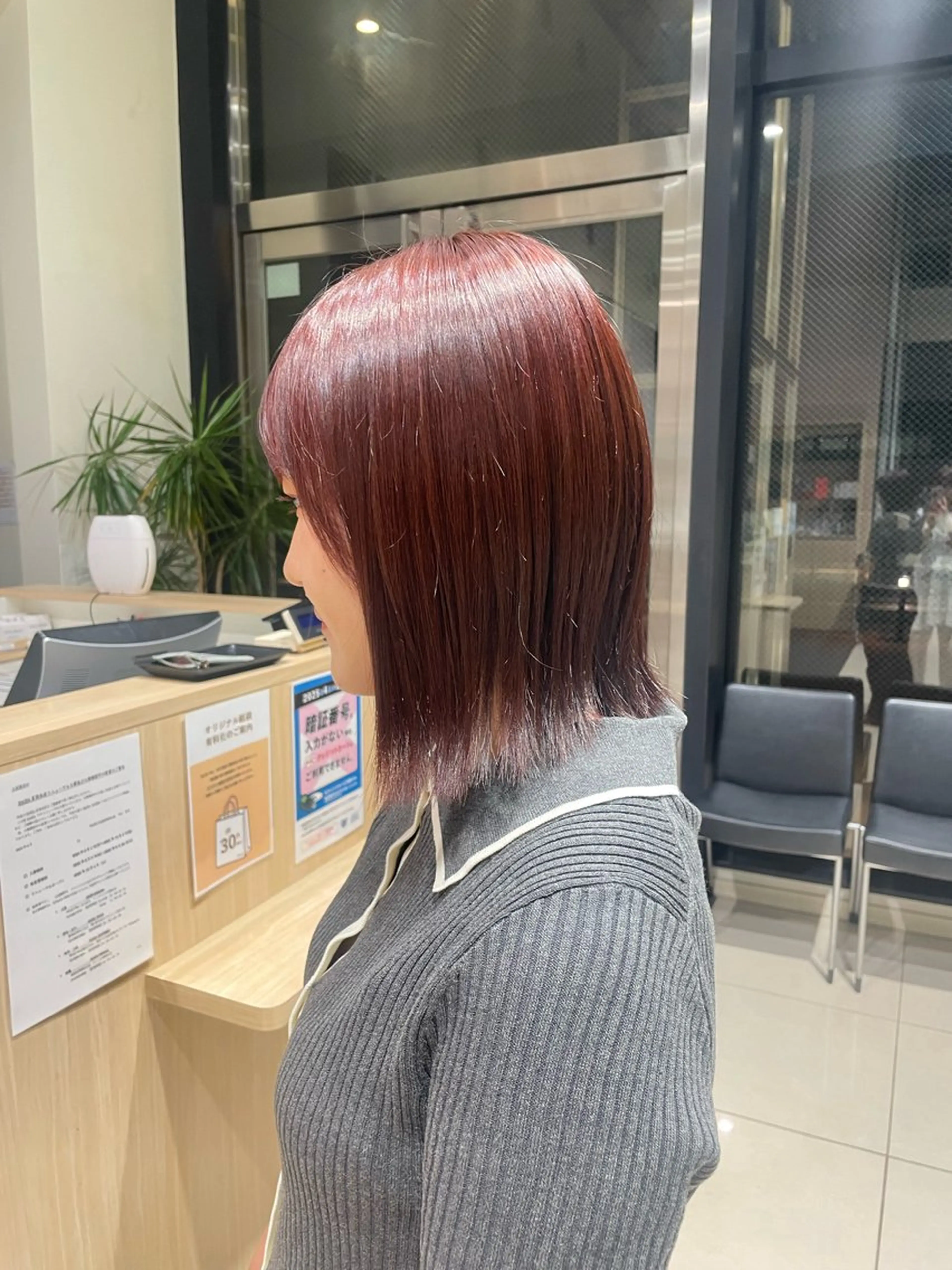 ミディアム カラー ブリーチ ブリーチなしカラー レッドカラー 小池 夏生のヘアスタイル