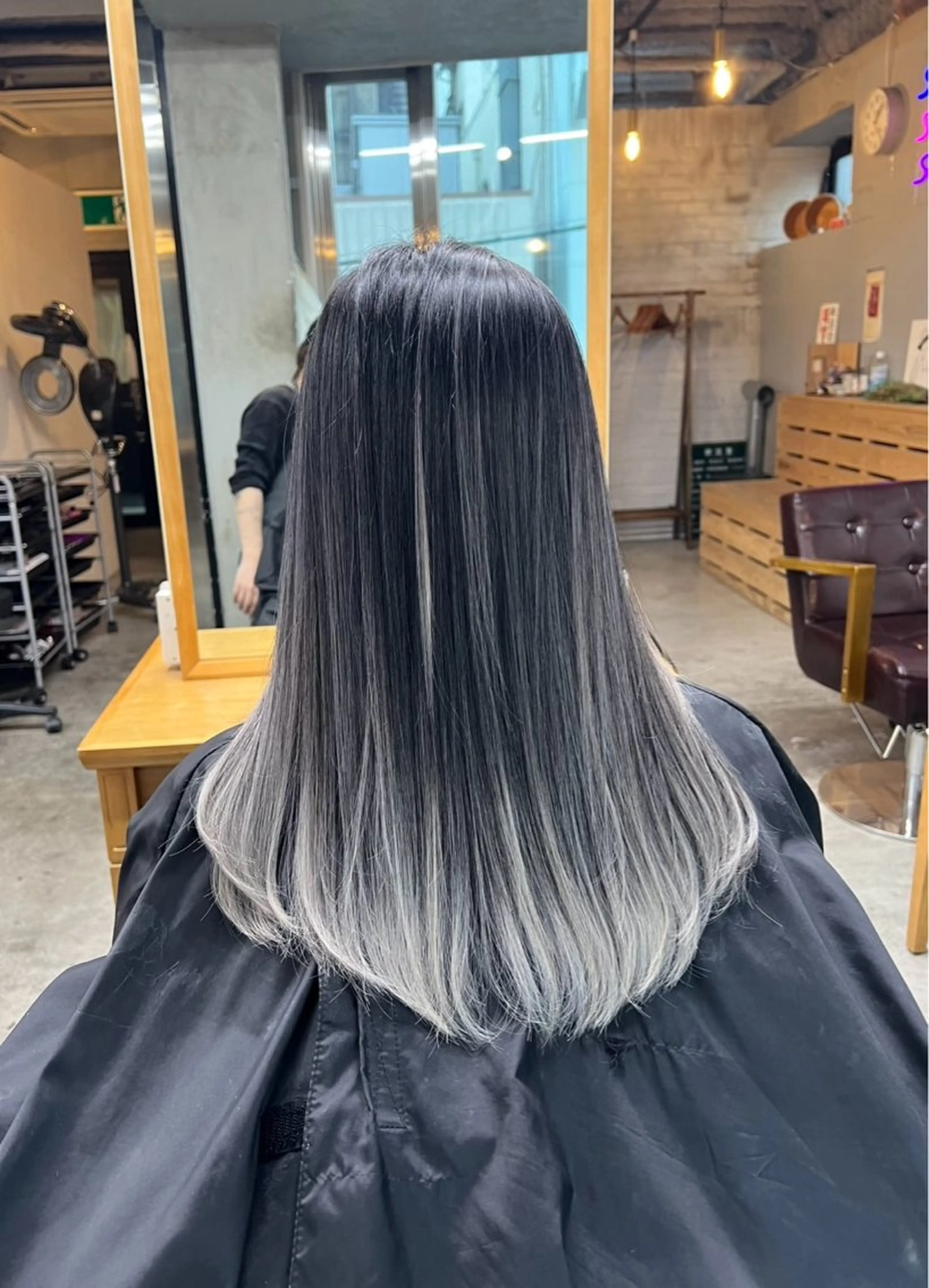 セミロング カラー バレイヤージュ シルバー ホワイトシルバー レイヤーカット ヘアカラー トリートメント ROBIN所属・指名数No.1 /NAOYAのヘアスタイル