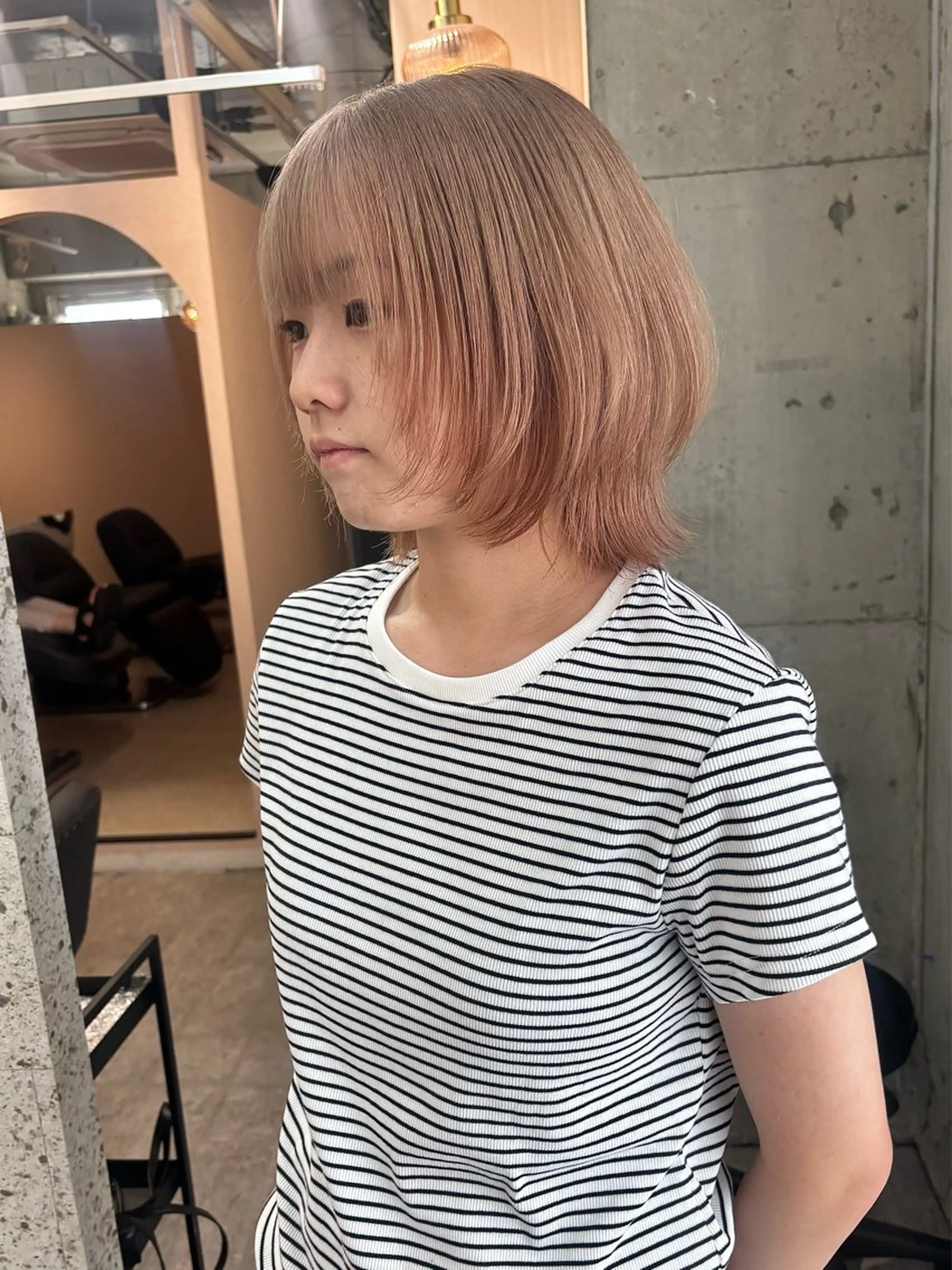 ミディアム カラー ベージュカラー ミルクティーベージュ ウルフカット SHOTO ハイトー ン/ブロンドカラーのヘアスタイル