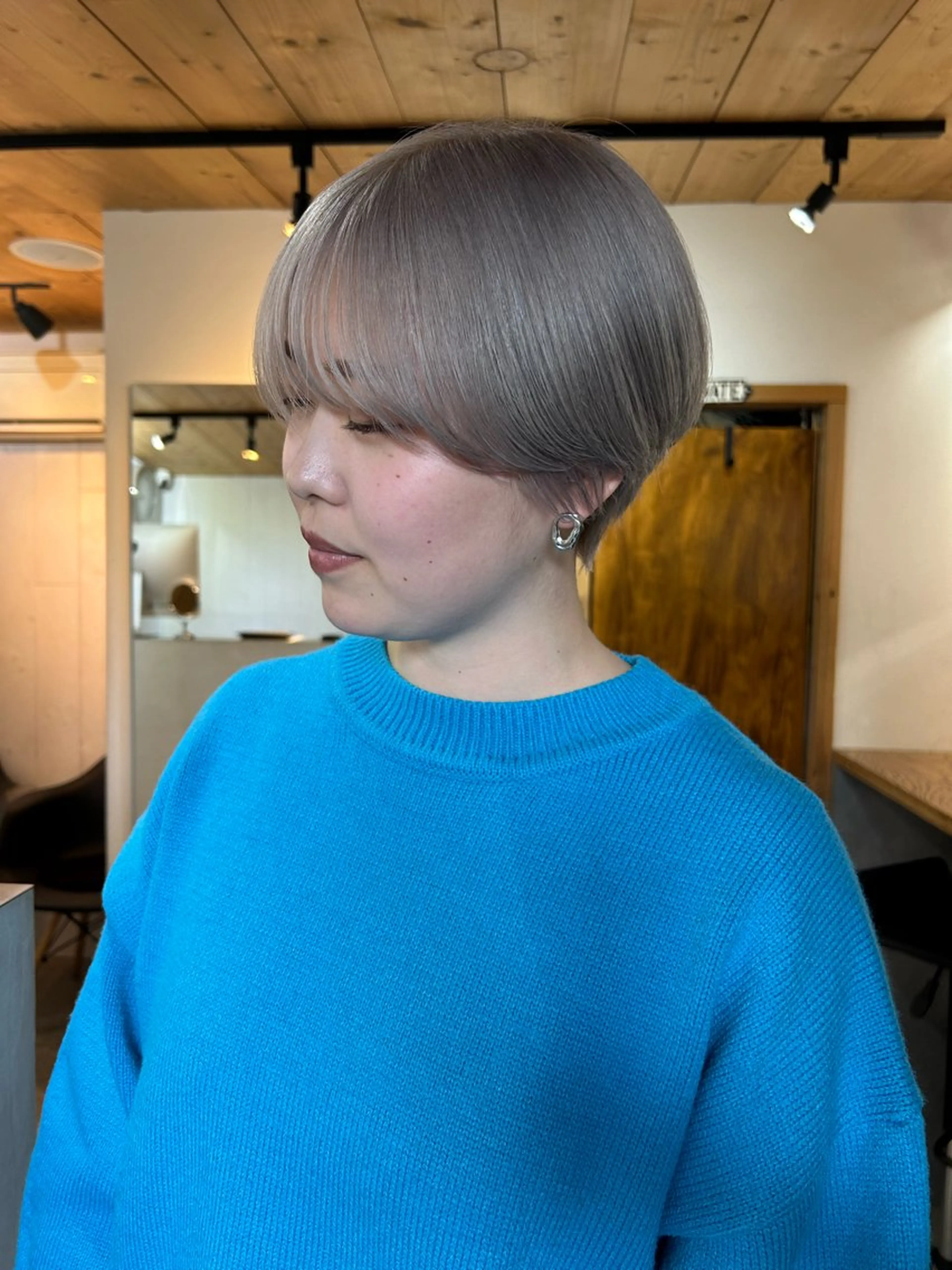 ショート カラー メンズ ベージュカラー シルバー シルバーベージュ カット ヘアカラー トリートメント 🧸艶々韓国ヘア 🧁mizunaのヘアスタイル