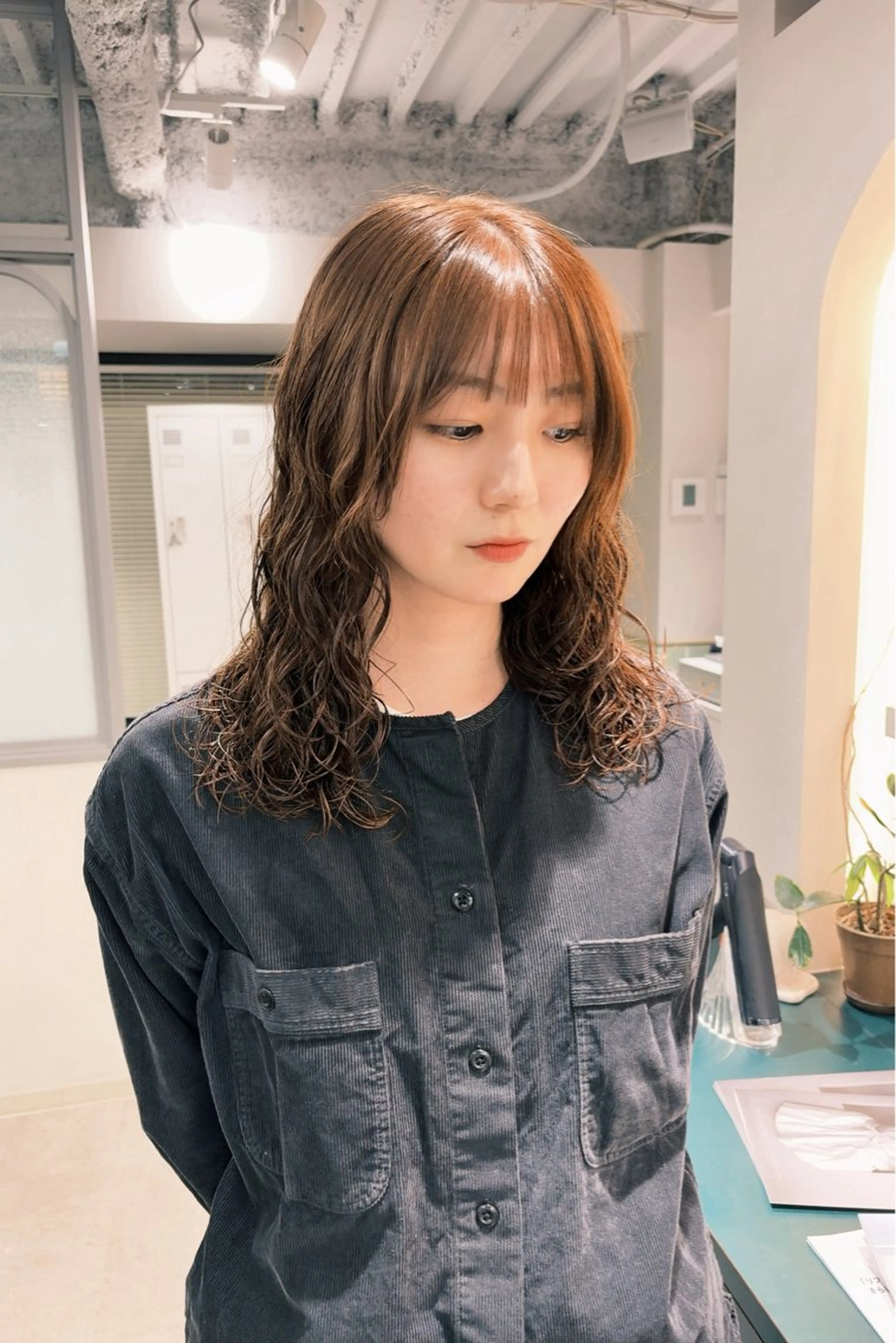 ミディアム カラー ヘアアレンジ 透明感カラー くびれヘア 顔まわりレイヤー 顔周りカット 韓国風ヘア 二ヶ月綺麗なデザイン カット/星野六三四のヘアスタイル