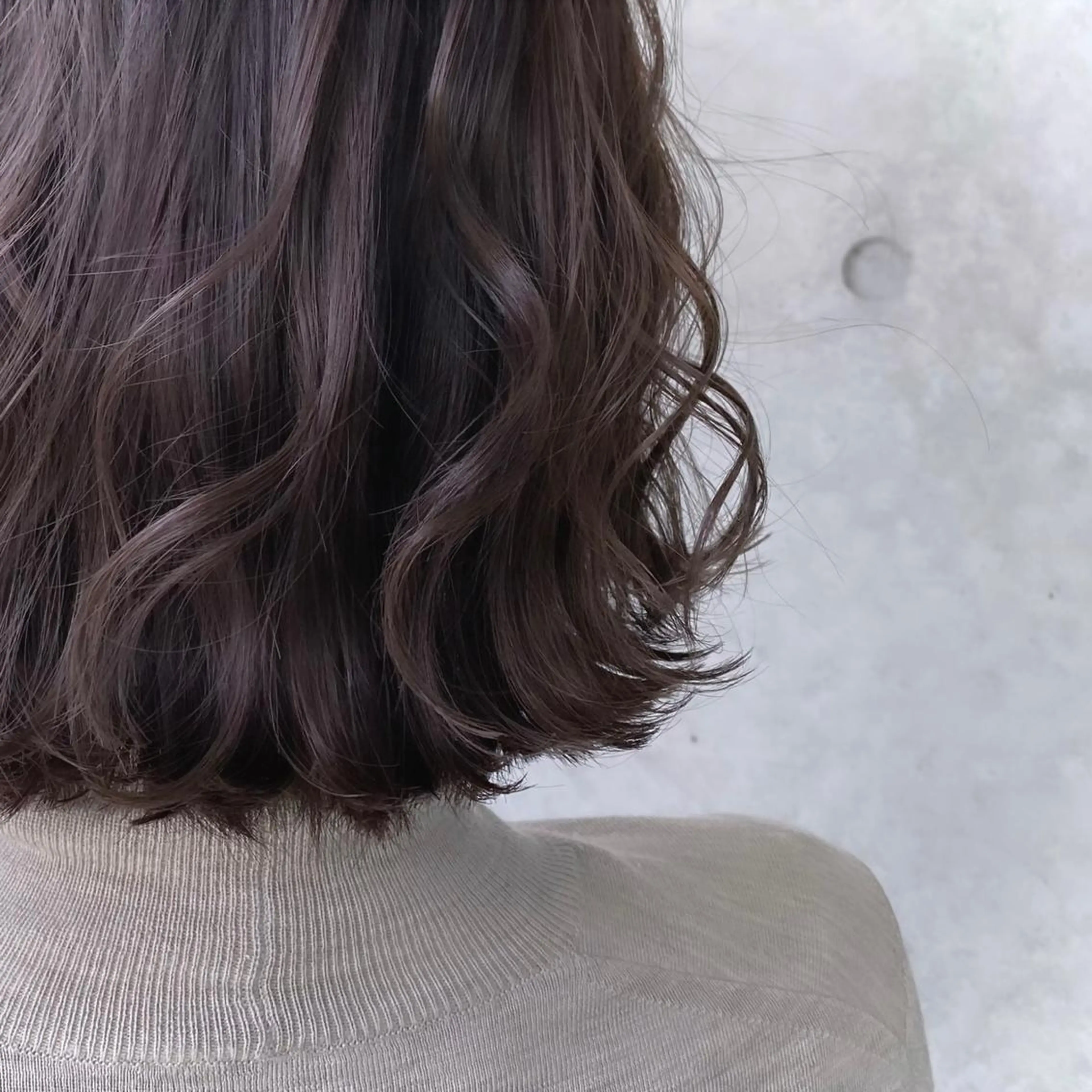 ミディアム カラー 透明感カラー グレージュ ラベンダーカラー ラベンダーグレージュ ラベンダーグレー 烏丸/顔周りカット/ くびれヘア/奈実のヘアスタイル