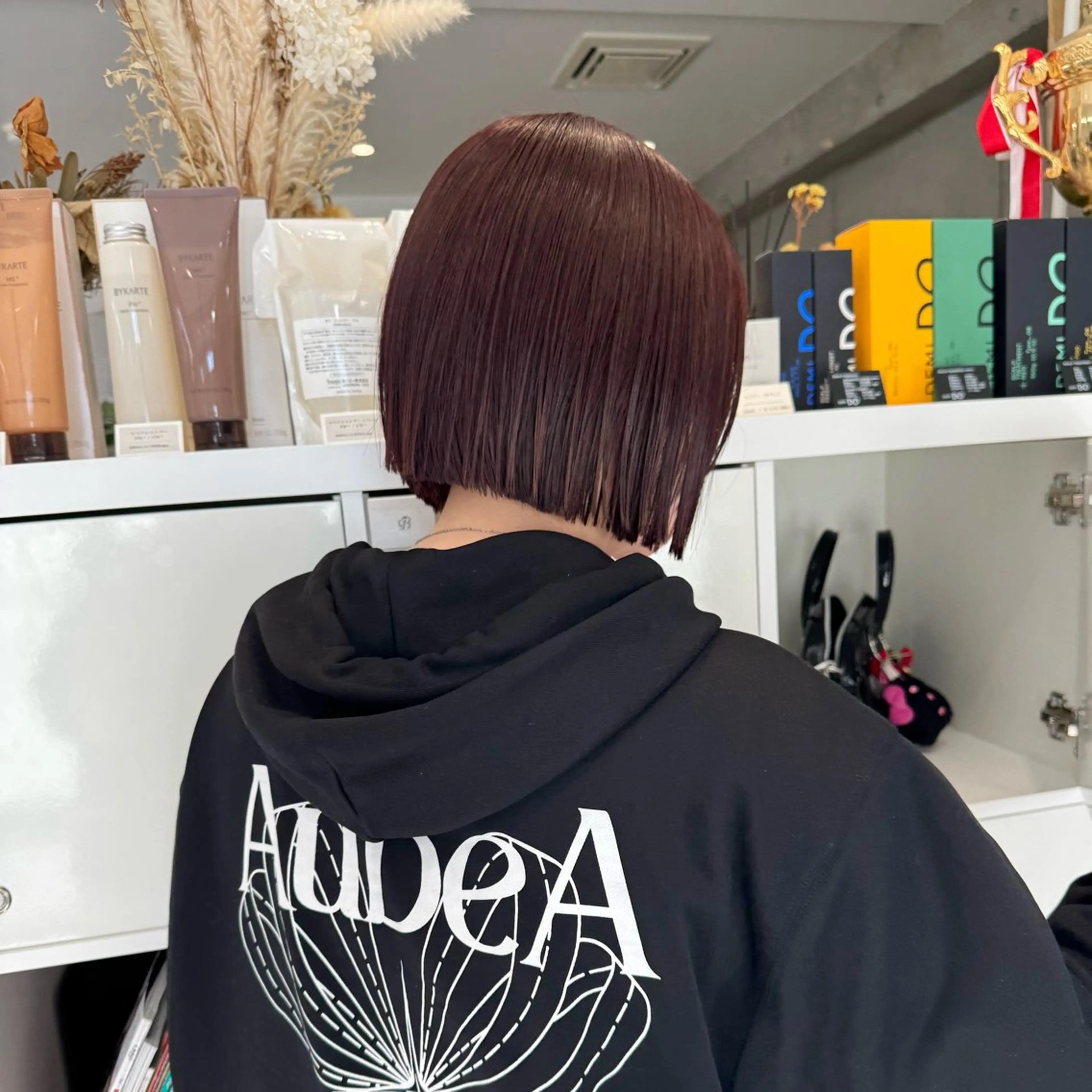 ショート カラー 切りっぱなしボブ カシス レッドカラー ボブ 会田有紀 /切りっぱなしボブのヘアスタイル