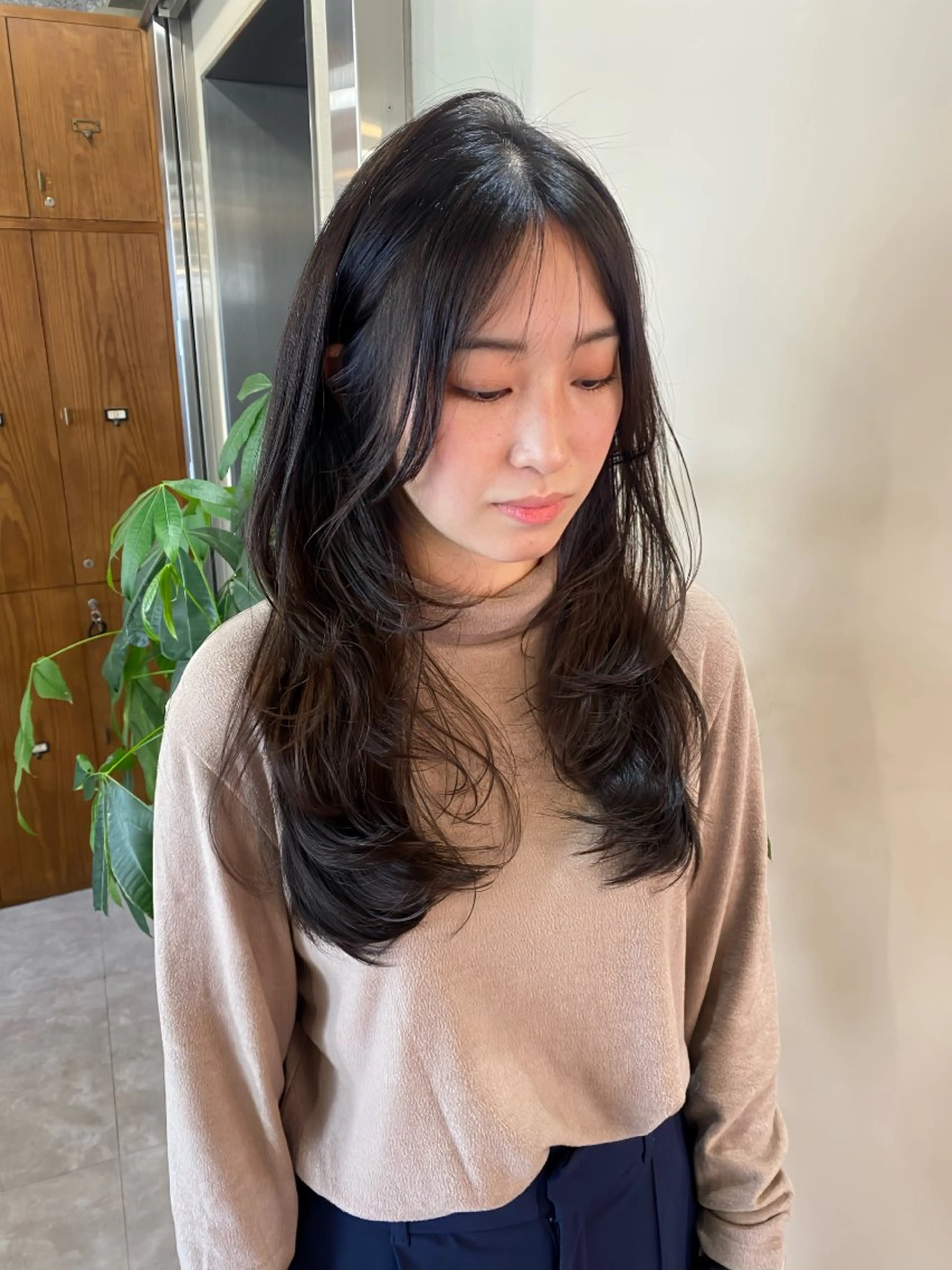 ロング カラー ロングレイヤー レイヤーカット ロング カット ヘアカラー トリートメント SALOWIN二子玉川South店所属・AYANO ／レイヤー／オリーブのヘアスタイル