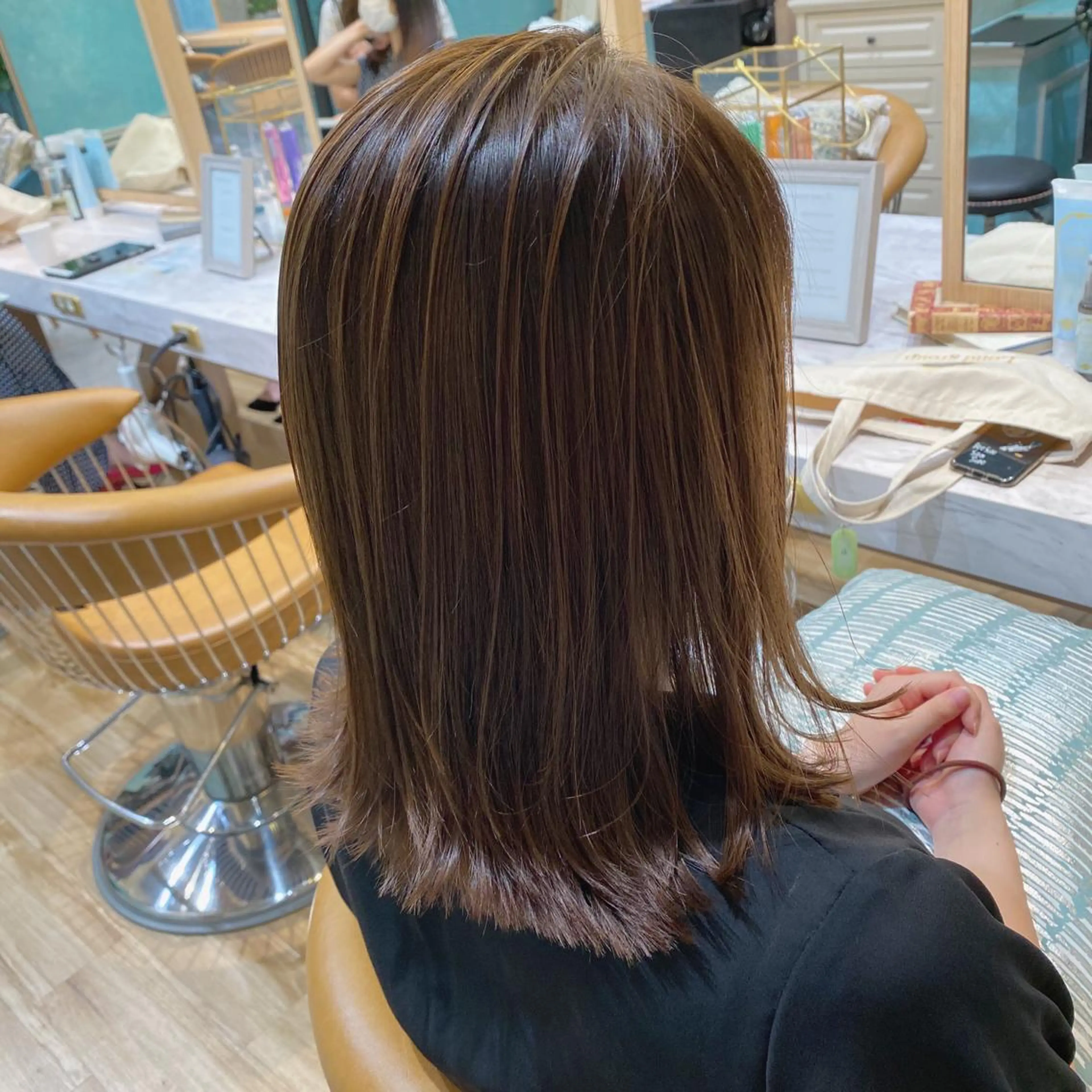 セミロング ヘアカラー トリートメント 山本翔一郎 韓国顔周りレイヤーのヘアスタイル