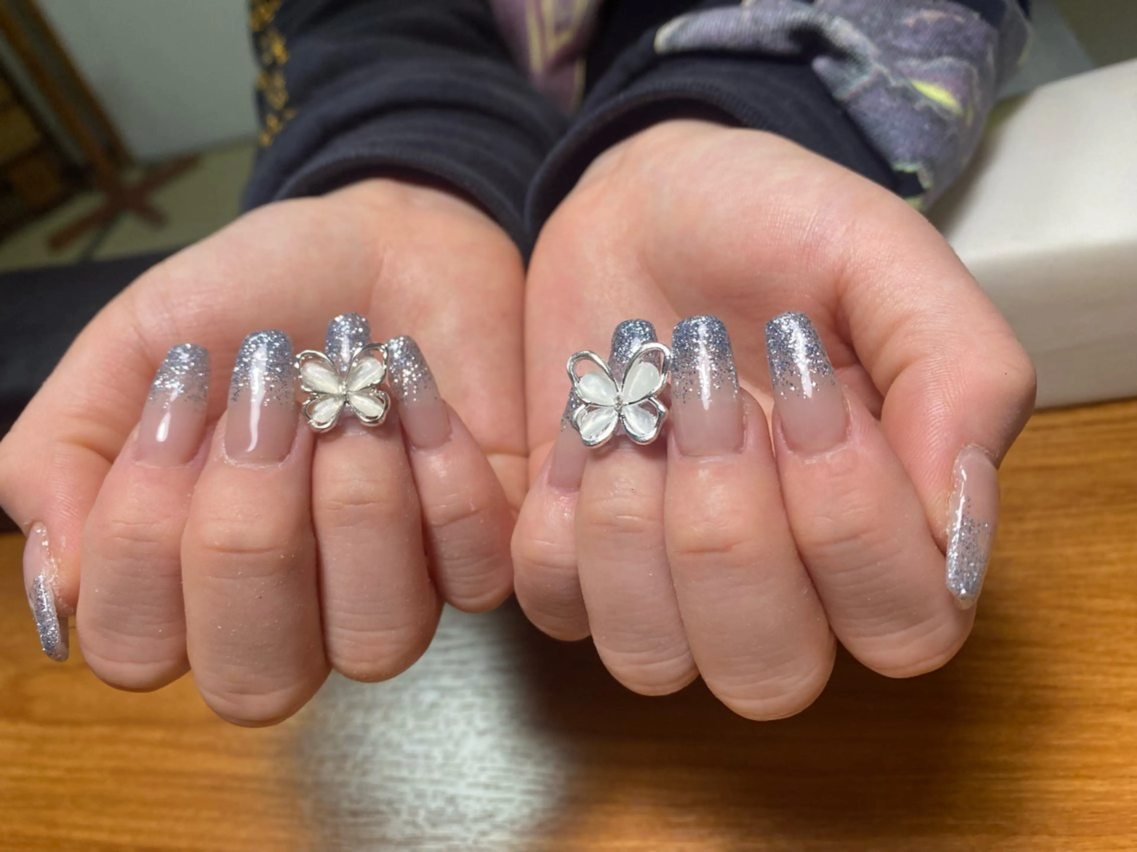 ネイル グラデーション ラメ(グリッター) ラメグラデーション スカルプネイル ネイルサロンまきの所属・牧野 真都華のネイルデザイン