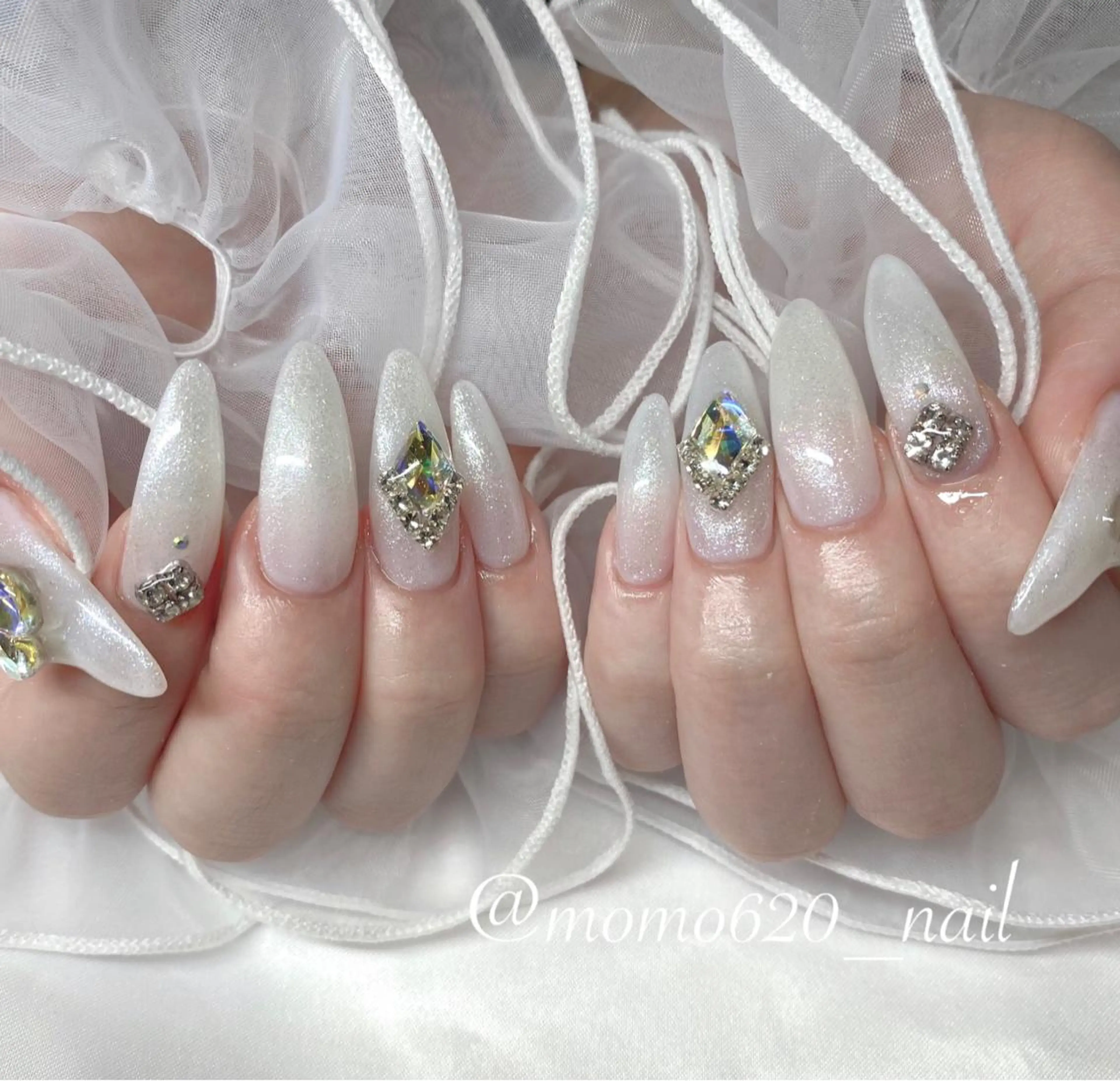 ネイル ホワイト ハンドネイル フットネイル Nail salon Hemiy所属・momoka🤍 四ツ橋のネイルデザイン