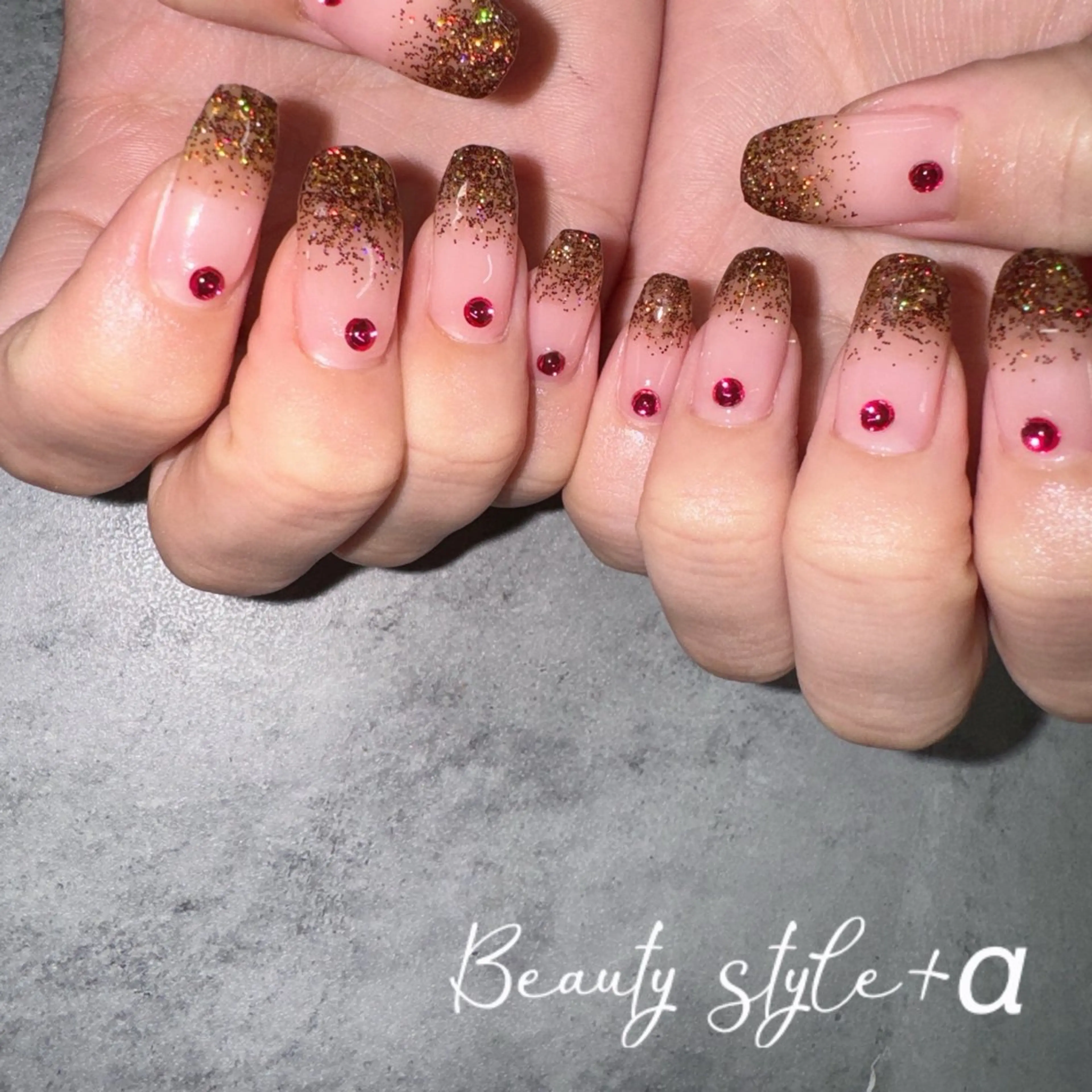 ネイル ラメ(グリッター) ラメグラデーション ストーンネイル 冬ネイル ハンドネイル Memezawa Nanaのネイルデザイン