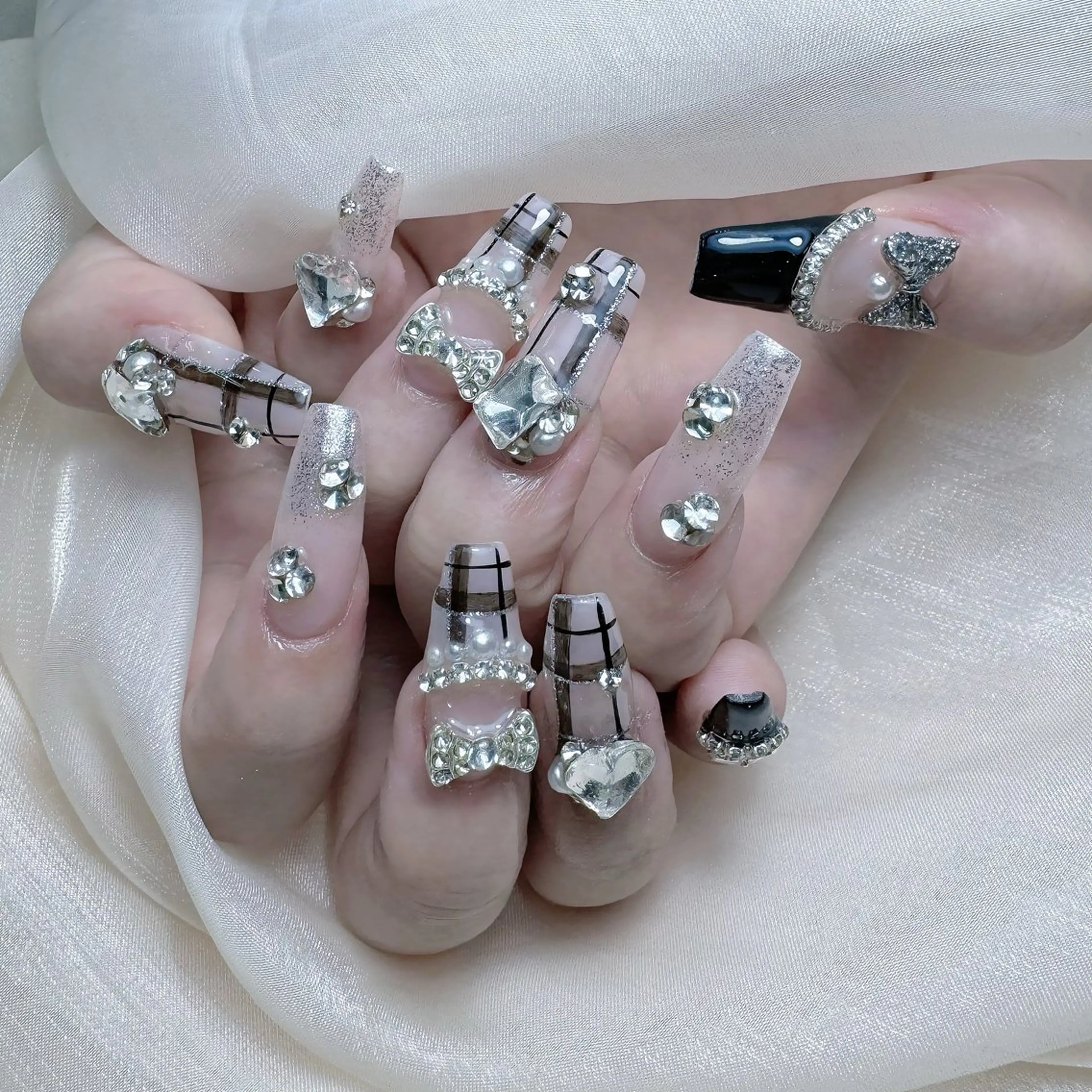 ネイル オーロラネイル フレンチネイル ハート 韓国ネイル レース ハンドネイル Melody Nail所属・Melody 3D/スカルプ専門店のネイルデザイン