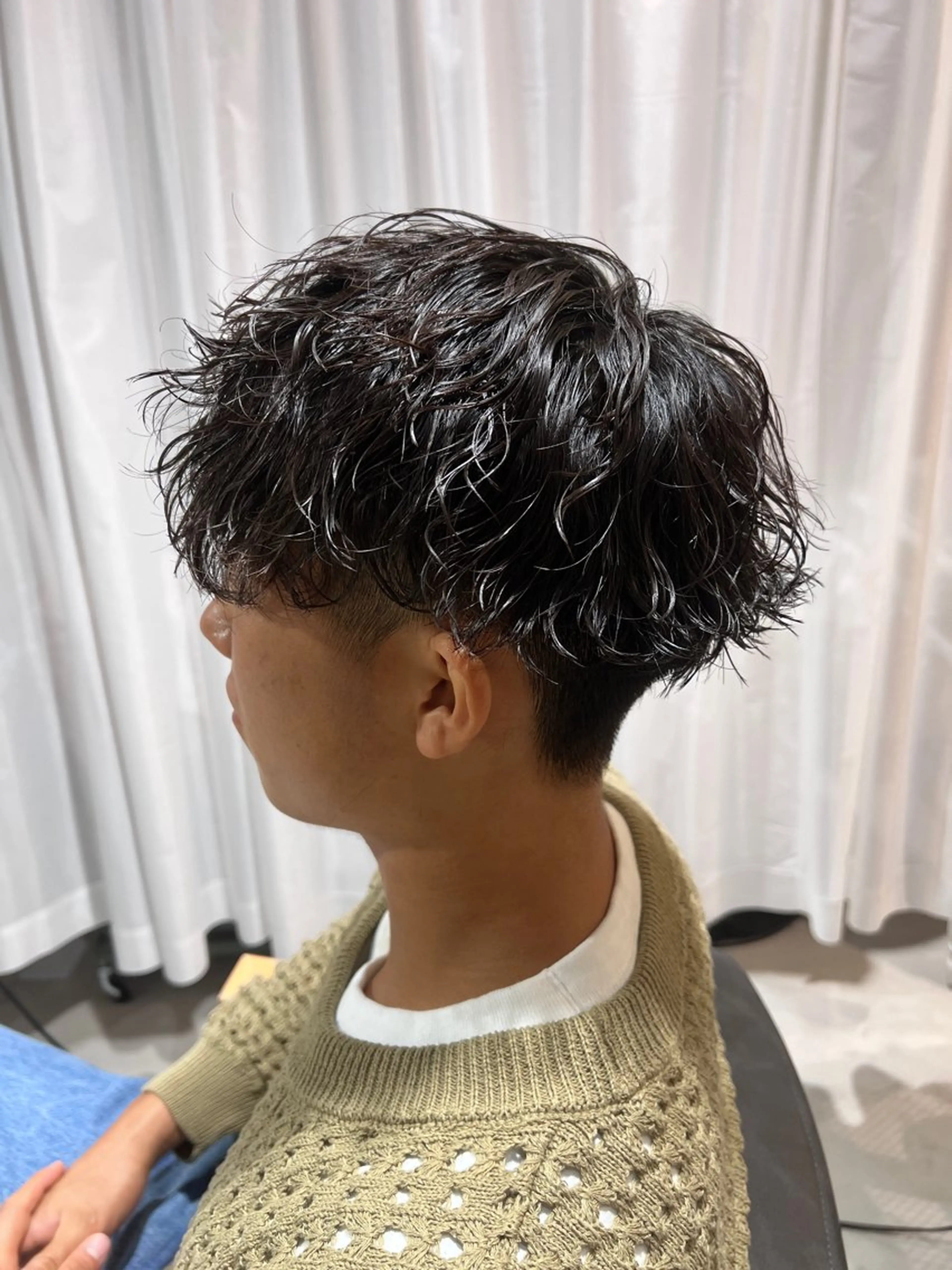 ミディアム パーマ メンズ ミディアムパーマ メンズパーマ 波巻きパーマ カット パーマ メンズカットパーマ ✂️ JOYAのヘアスタイル