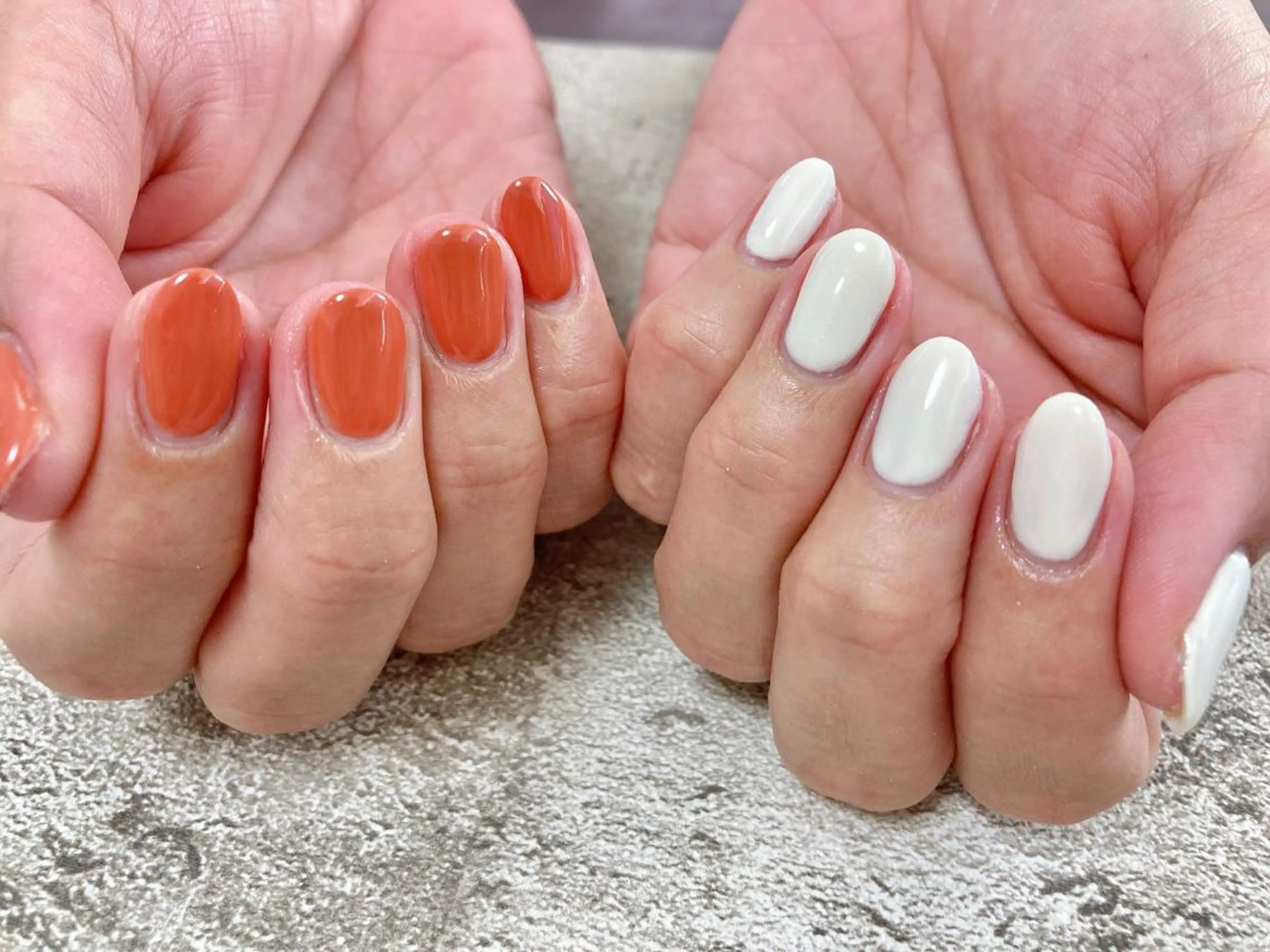 ネイル オレンジ ホワイト ハンドネイル mogunail &blowのネイルデザイン
