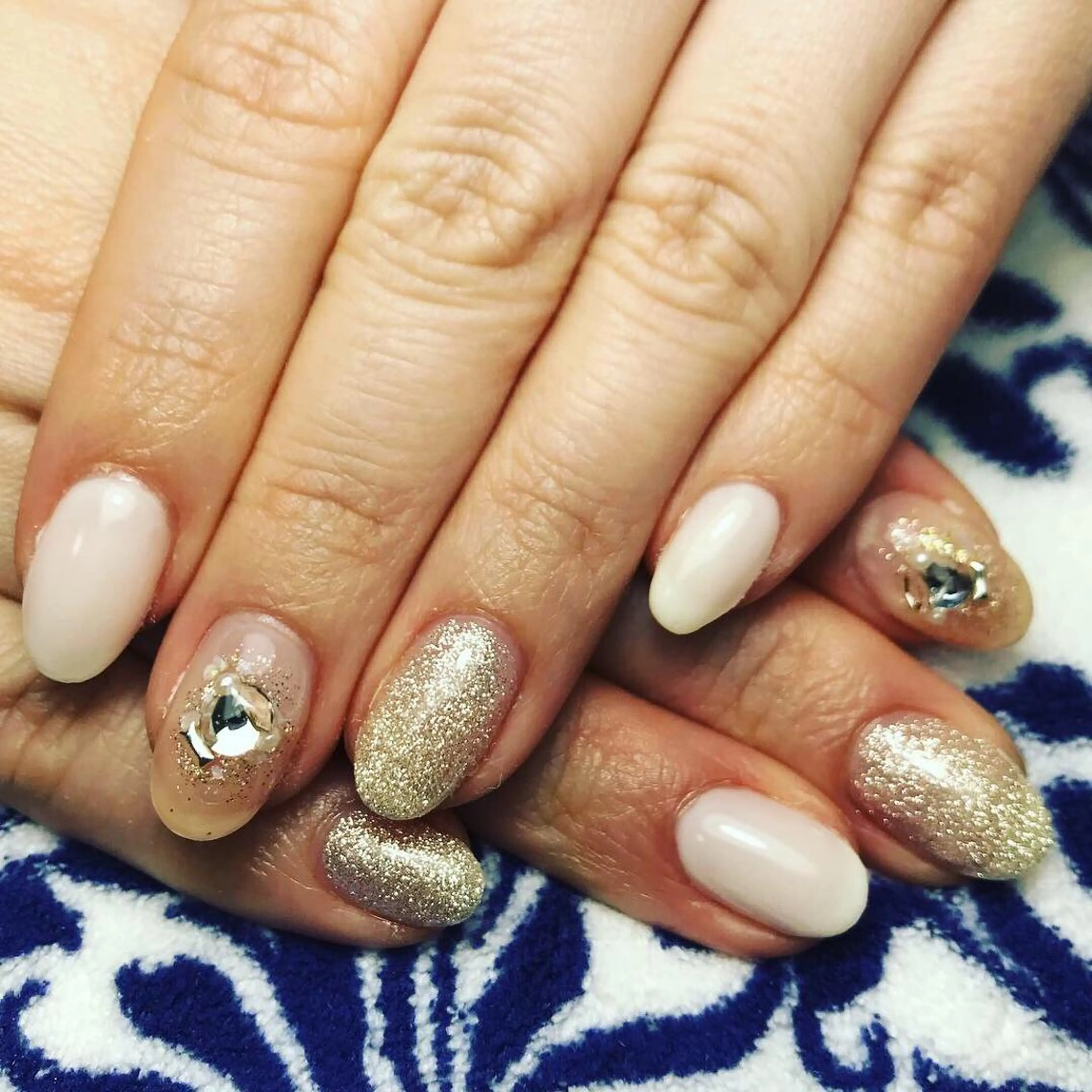 ネイル ラメ(グリッター) シルバー ストーンネイル ホワイト disini所属・Disini nailのネイルデザイン