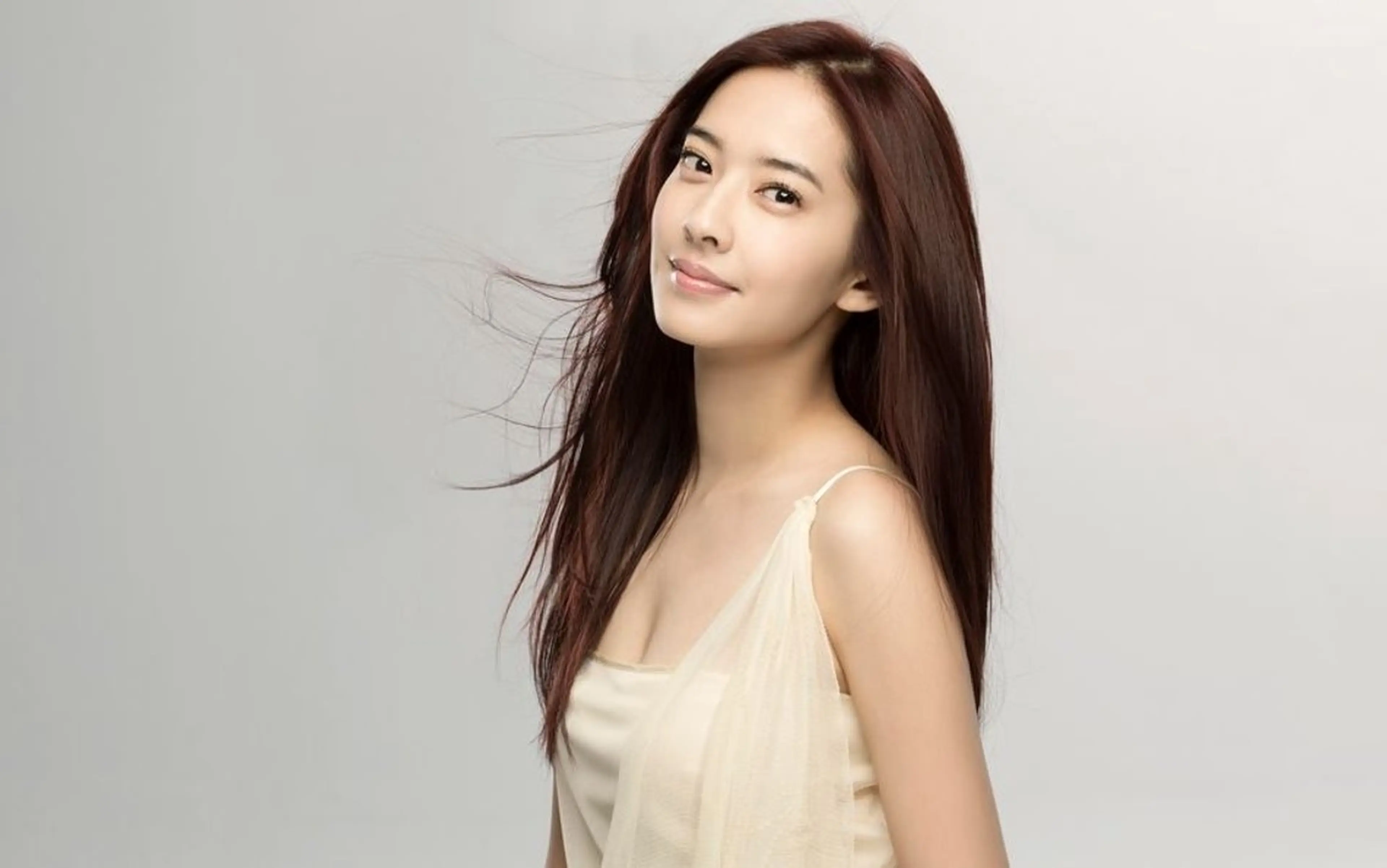 ネイル ブライダルネイル ホワイト aliaハイフ&水光ジェットサロン所属・aliaハーブ水光店 エステティシャン募集のエステ・リラクイメージ