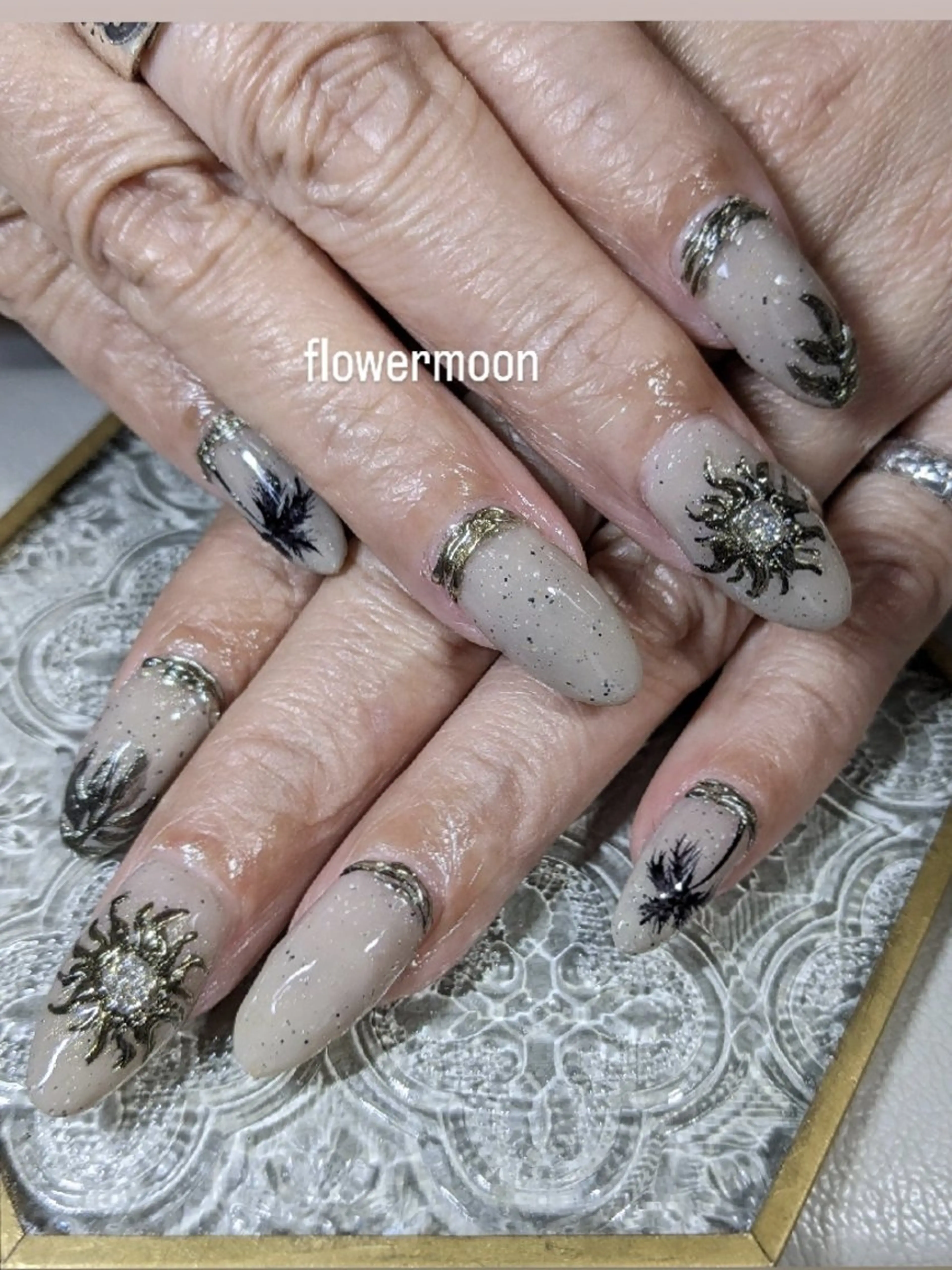 ネイル ミラーネイル フラワー ムーンのネイルデザイン