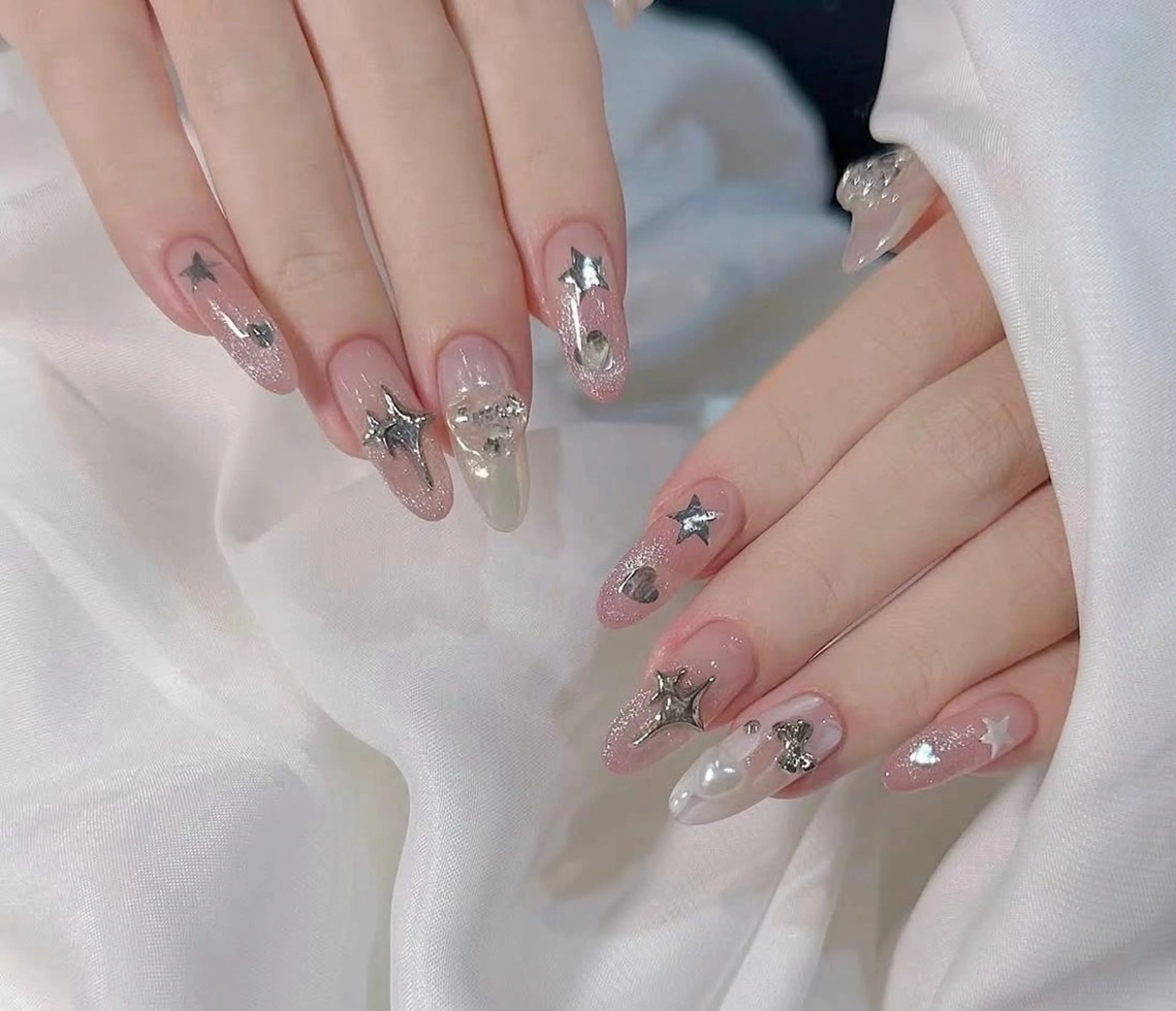 ネイル チークネイル フレンチネイル グラデーション キラキラネイル 韓国ネイル Minette nailHuongのネイルデザイン