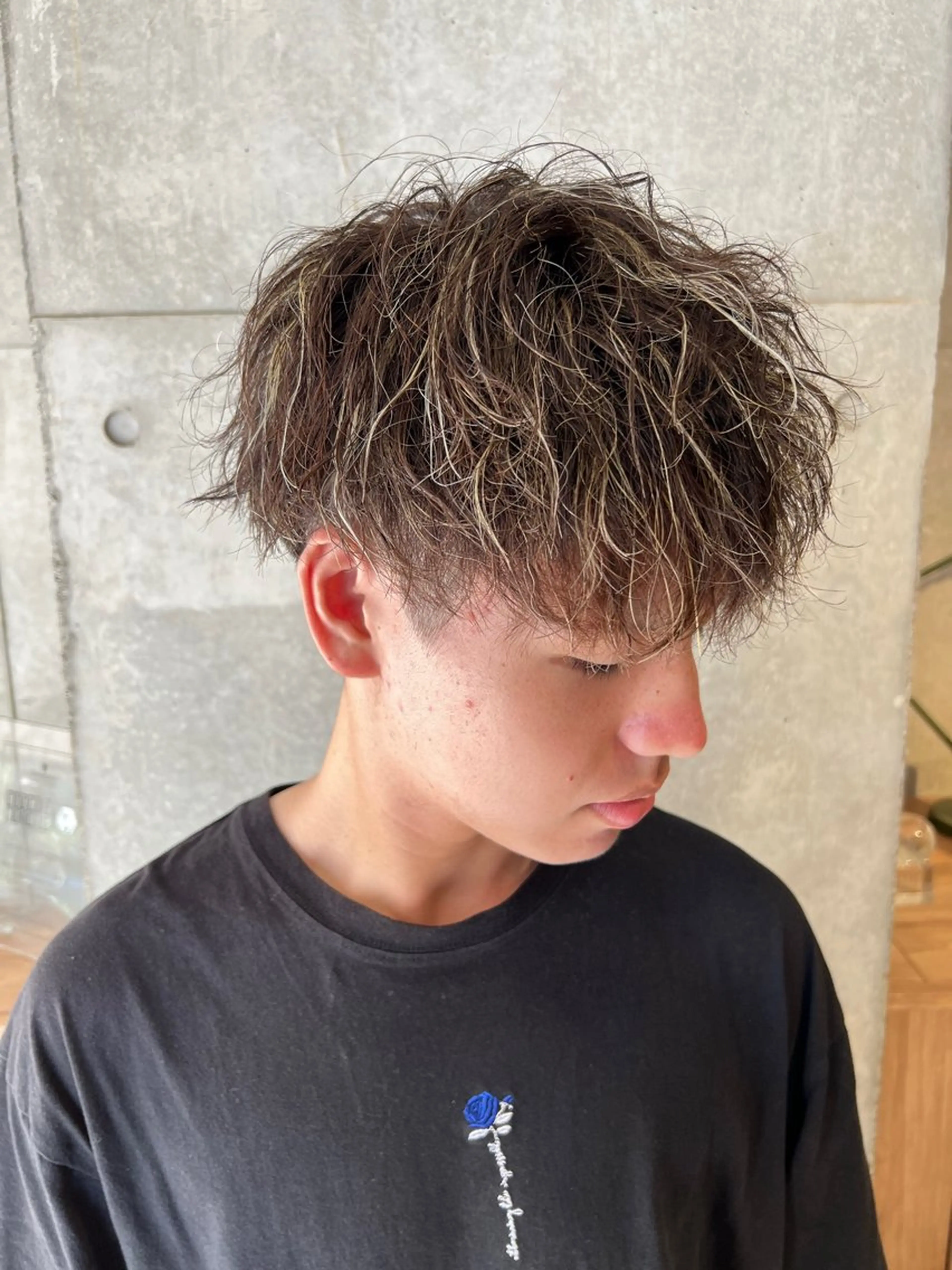 カラー ハイライトカラー メッシュ Produce with SALON VILLAGE所属・メッシュパーマ職人/ 窪田 優也/ツイスパのヘアスタイル