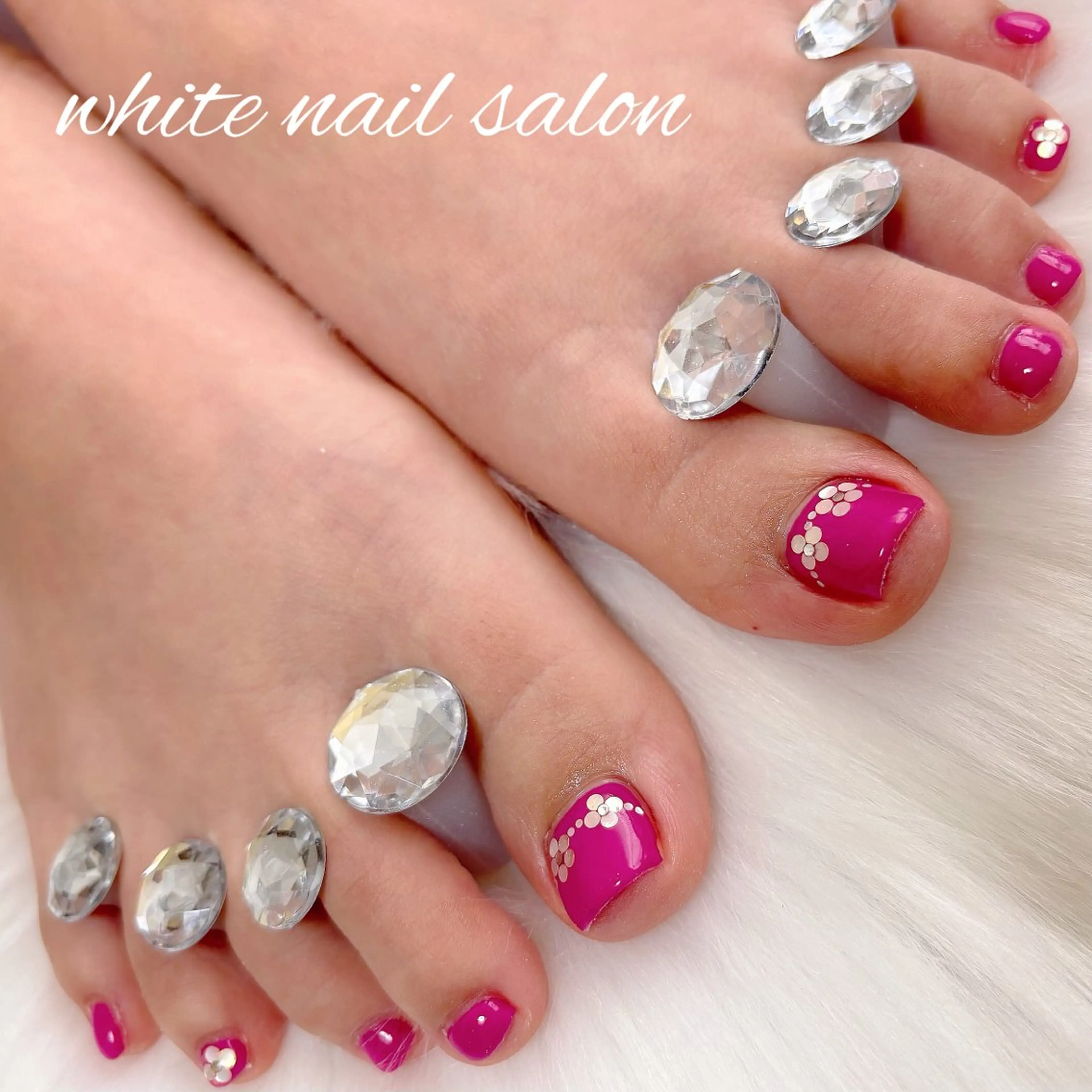 ネイル フットネイル ラメ(グリッター) フットネイル white nail salonのネイルデザイン
