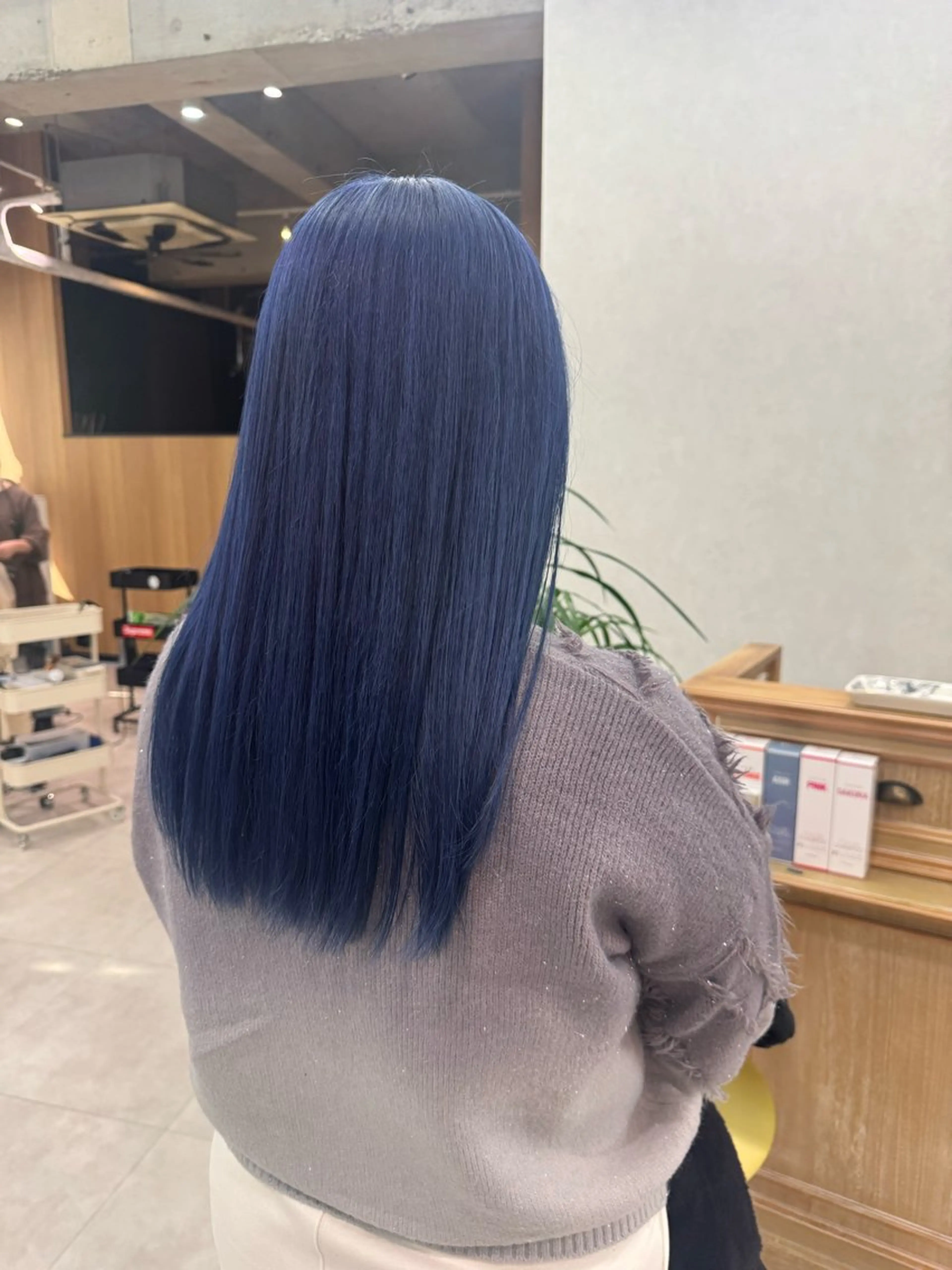 セミロング カラー ブリーチ ブルーカラー ハイトーンカラー 岡島 実里のヘアスタイル