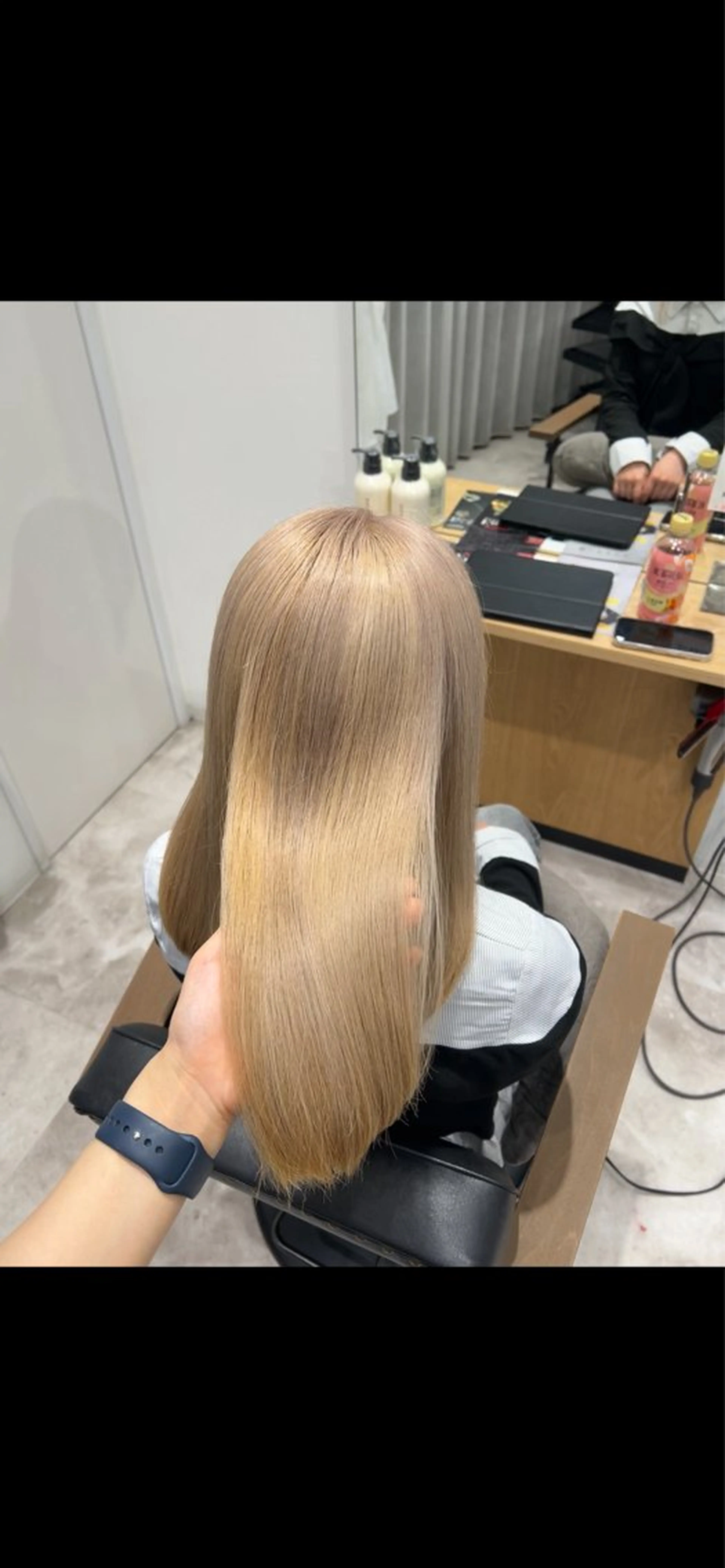 ロング カラー ベージュカラー ホワイトベージュ ヘアカラー 黒阪 なみのヘアスタイル