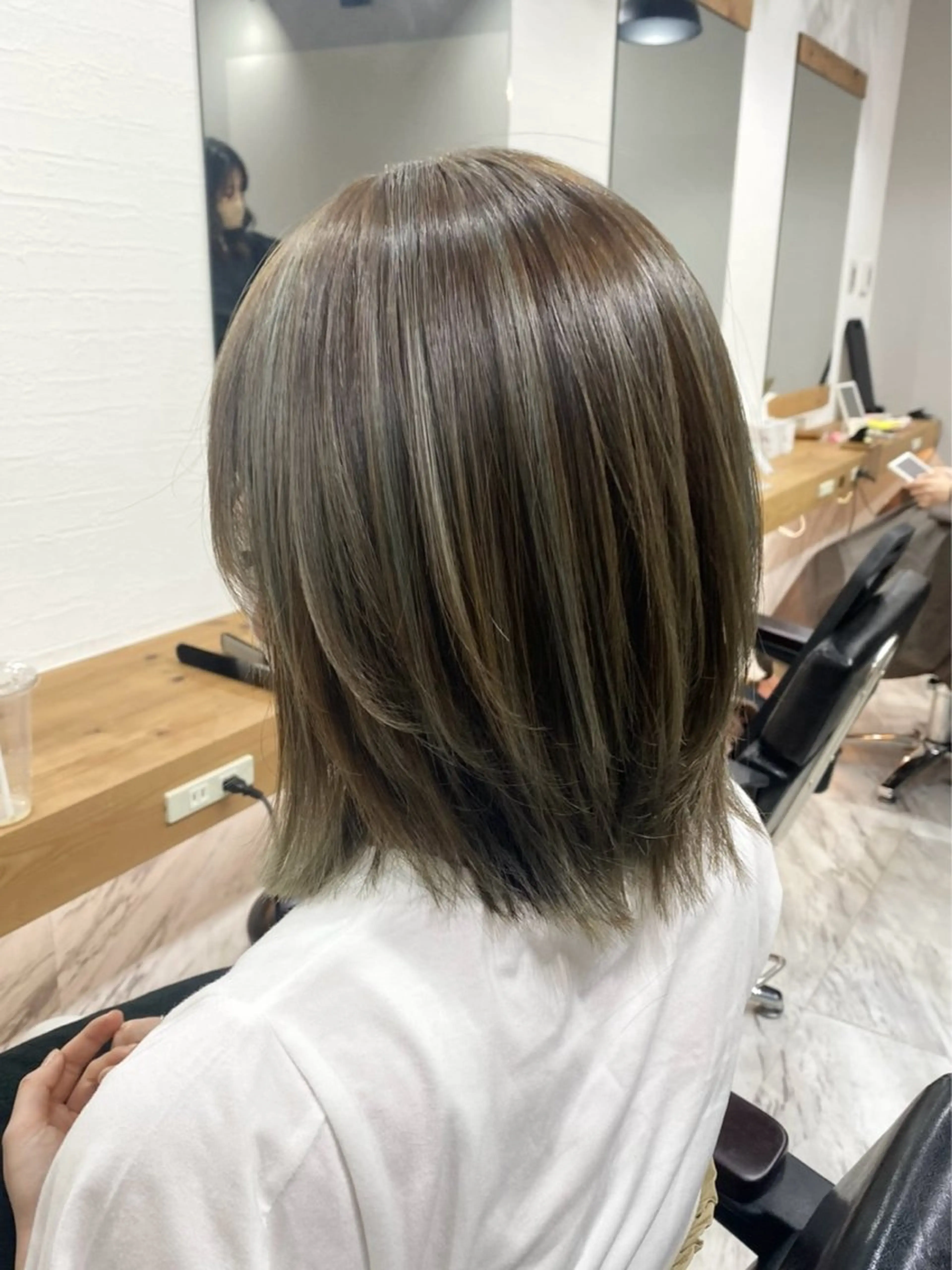 ミディアム カラー ハイライトカラー ハイライト レイヤーカット カット ヘアカラー IwAsh✄﻿ アオイのヘアスタイル