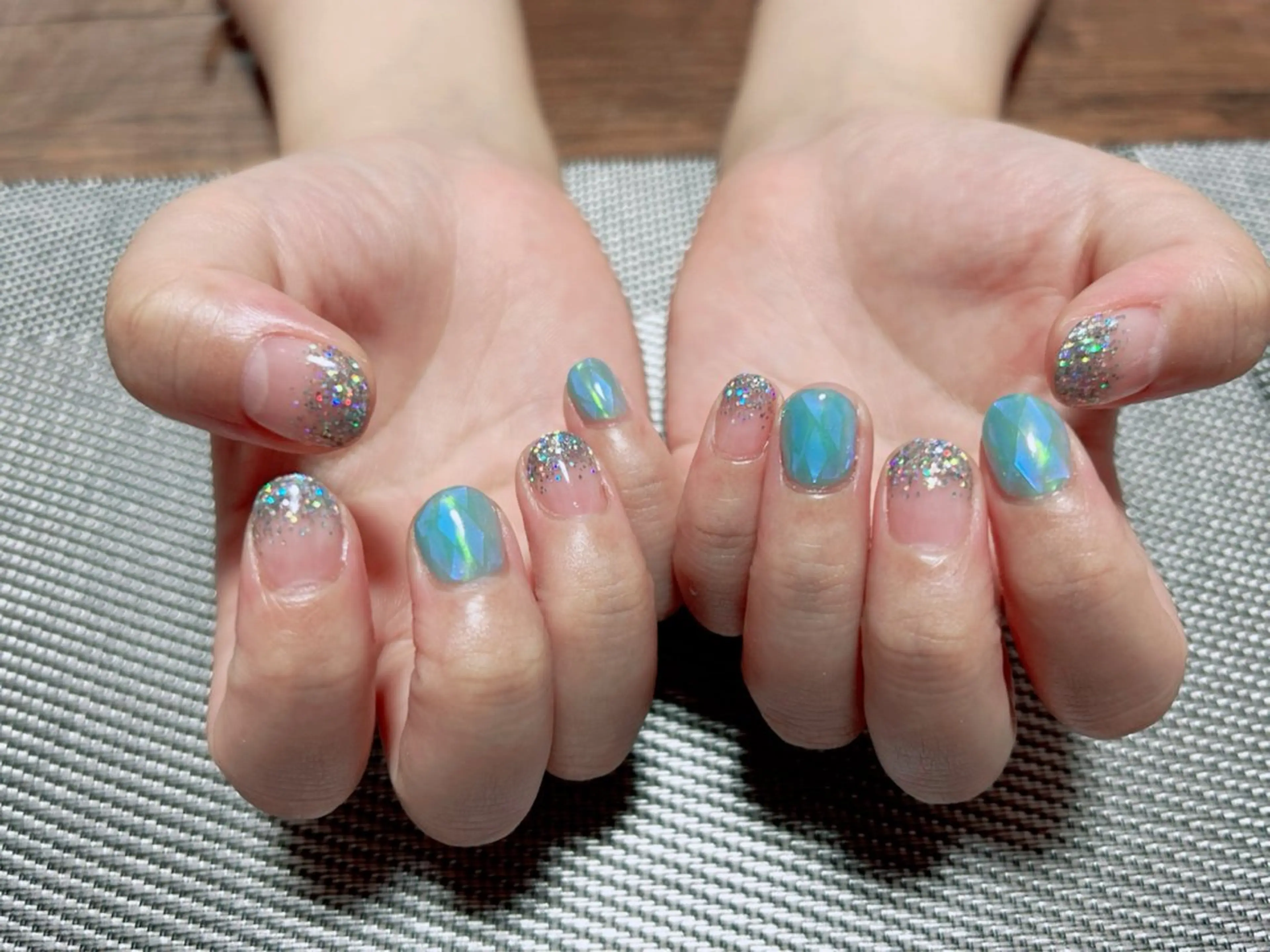 ネイル オーロラネイル 氷ネイル・うるうるネイル ラメ(グリッター) 水色 シルバー i nailのネイルデザイン
