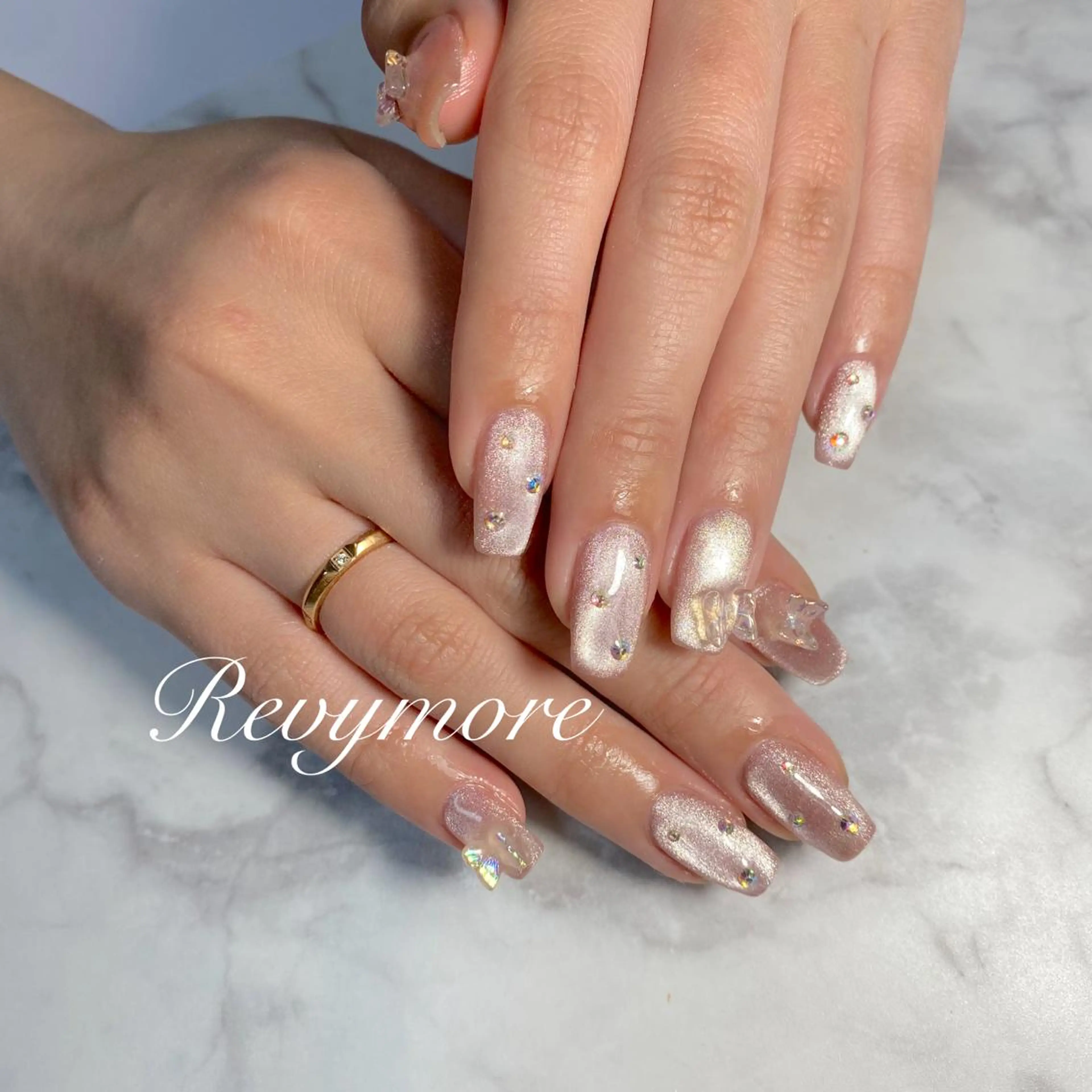 ミディアム ネイル 韓国風ヘア ジェルネイル キラキラネイル 韓国ネイル マグネットネイル nail salon Revymoreのネイルデザイン