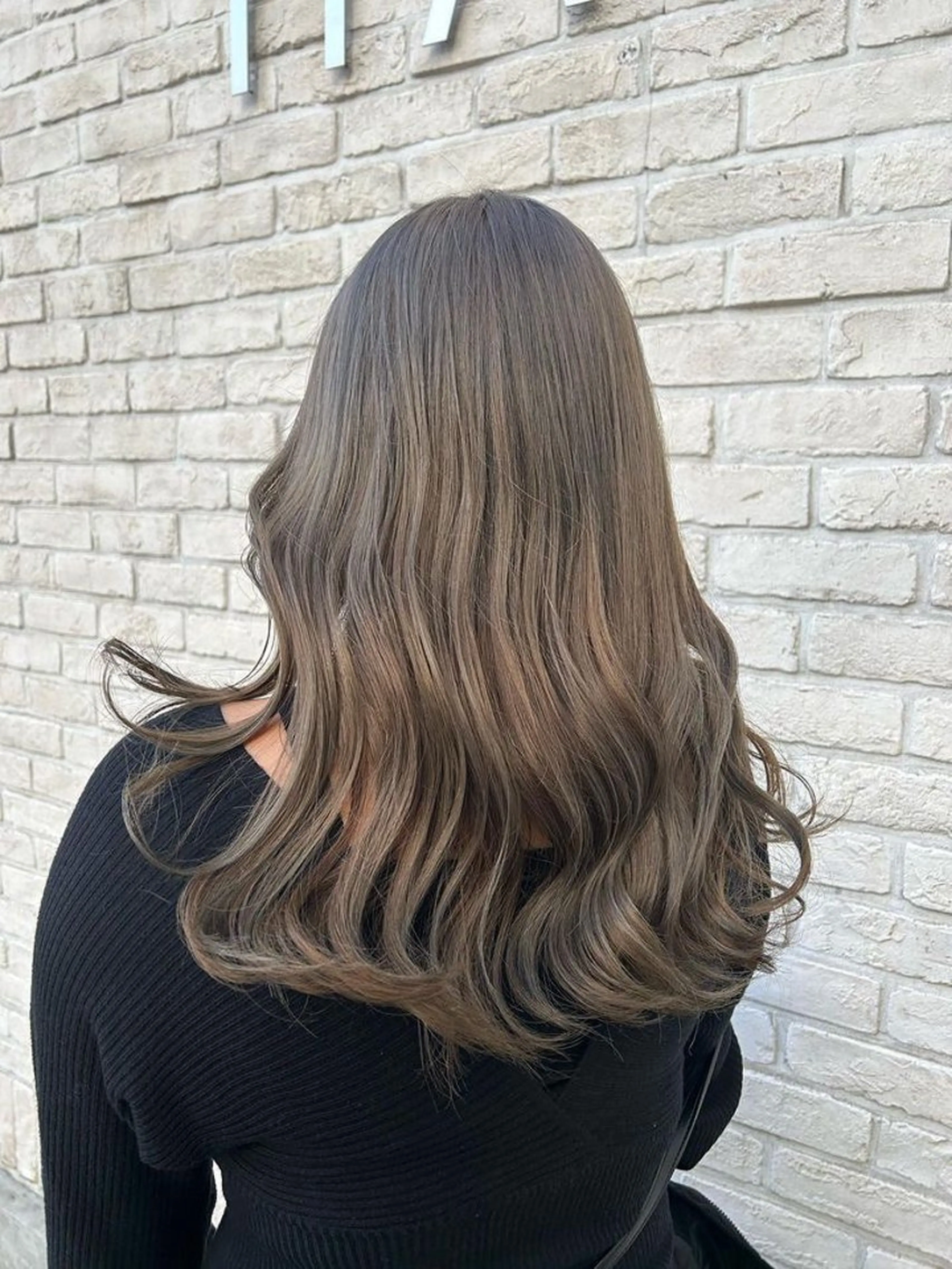ロング カラー ブリーチ グレージュ オリーブグレージュ オリーブグレー ヘアカラー トリートメント ハイトーンカラー シールエクステのヘアスタイル