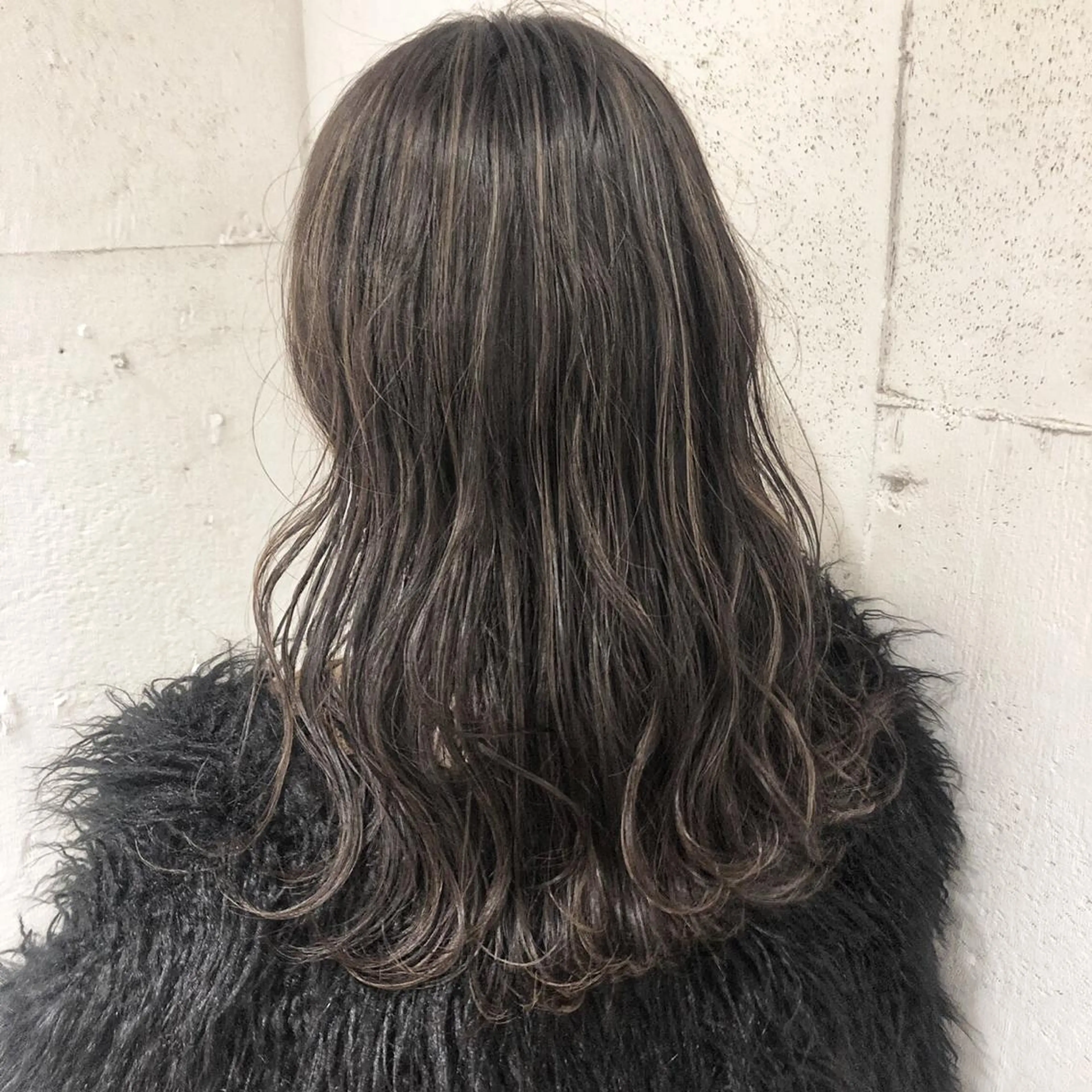 セミロング アッシュ ハイライト ヘアカラー フジサキ ケンのヘアスタイル