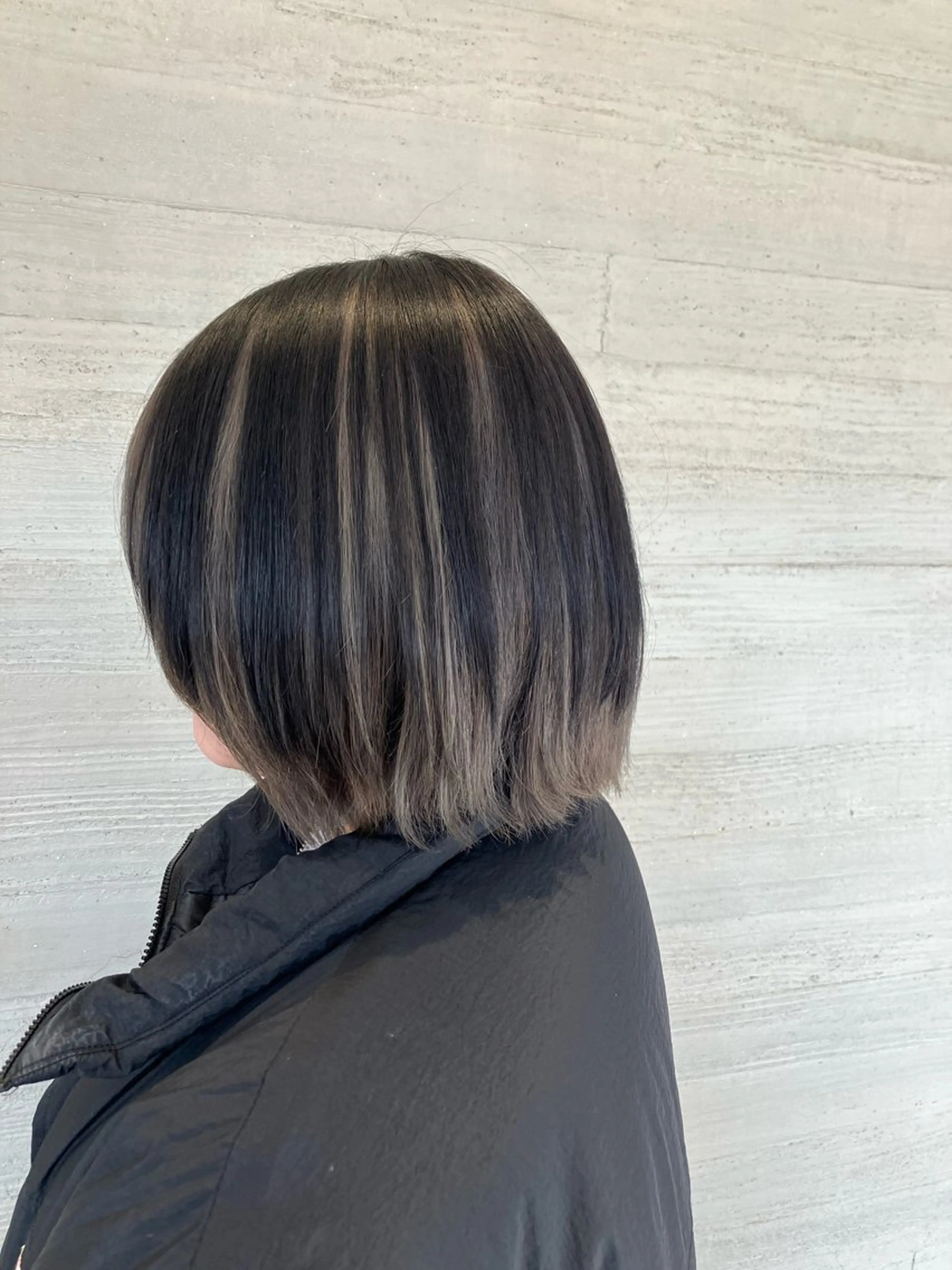 ショート カラー 黒髪 ブリーチ シルバー サキ🤍ハイトーン 🩰くびれ巻きヘアのヘアスタイル