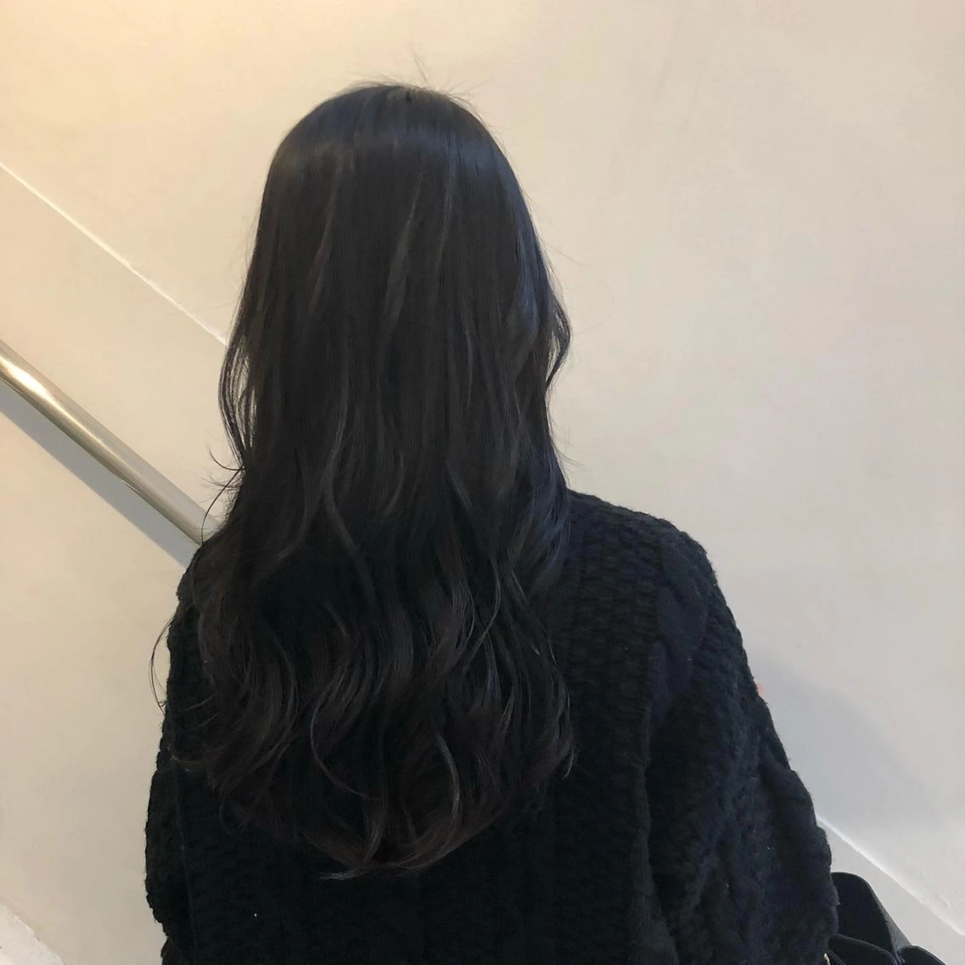 ロング カラー 黒髪 ブルーカラー ブルーブラック 中司 莉菜のヘアスタイル