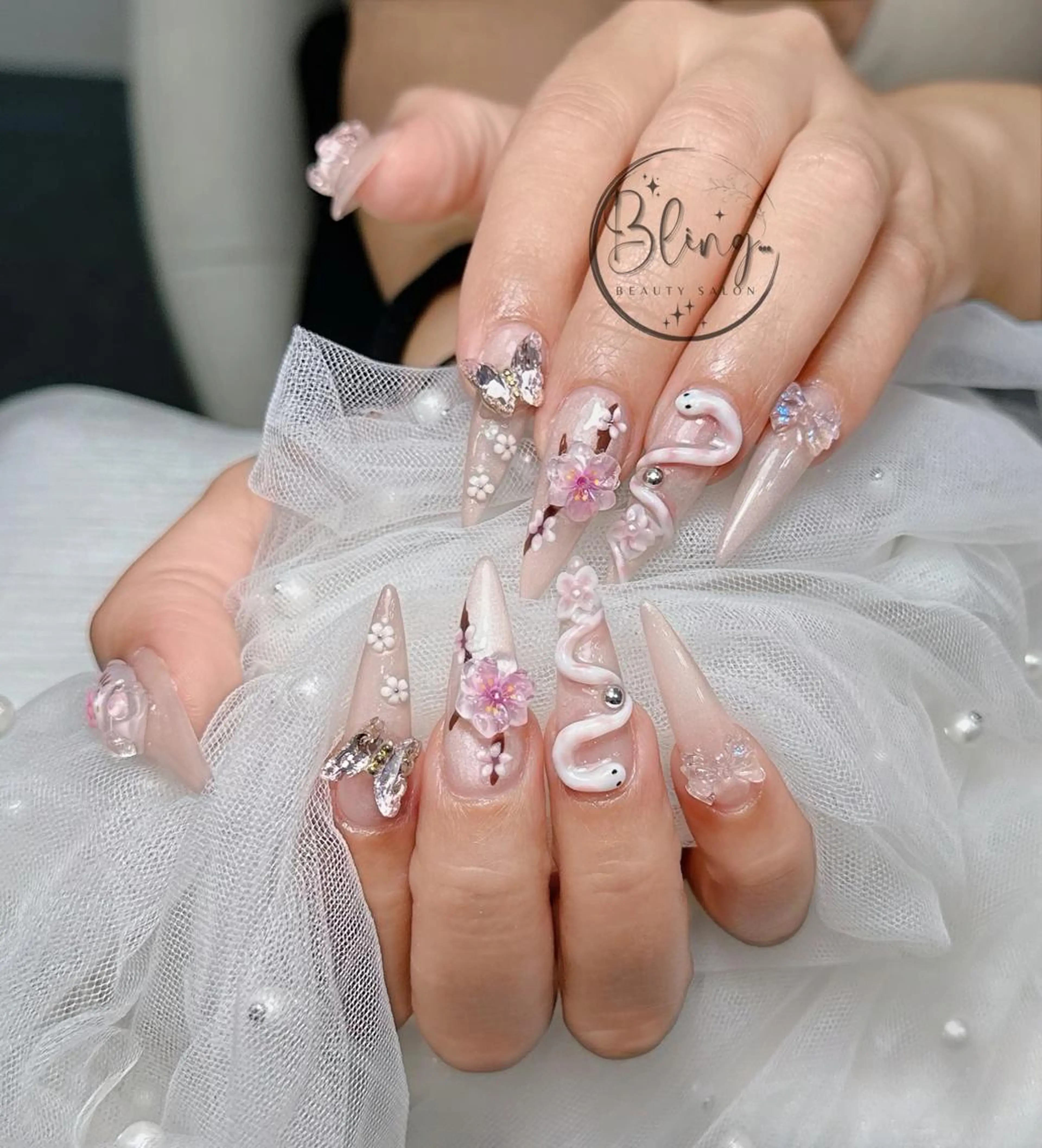 ロング カラー ベージュカラー グラデーションカラー ピンクカラー 韓国風ヘア ハンドネイル Bling Salonのネイルデザイン