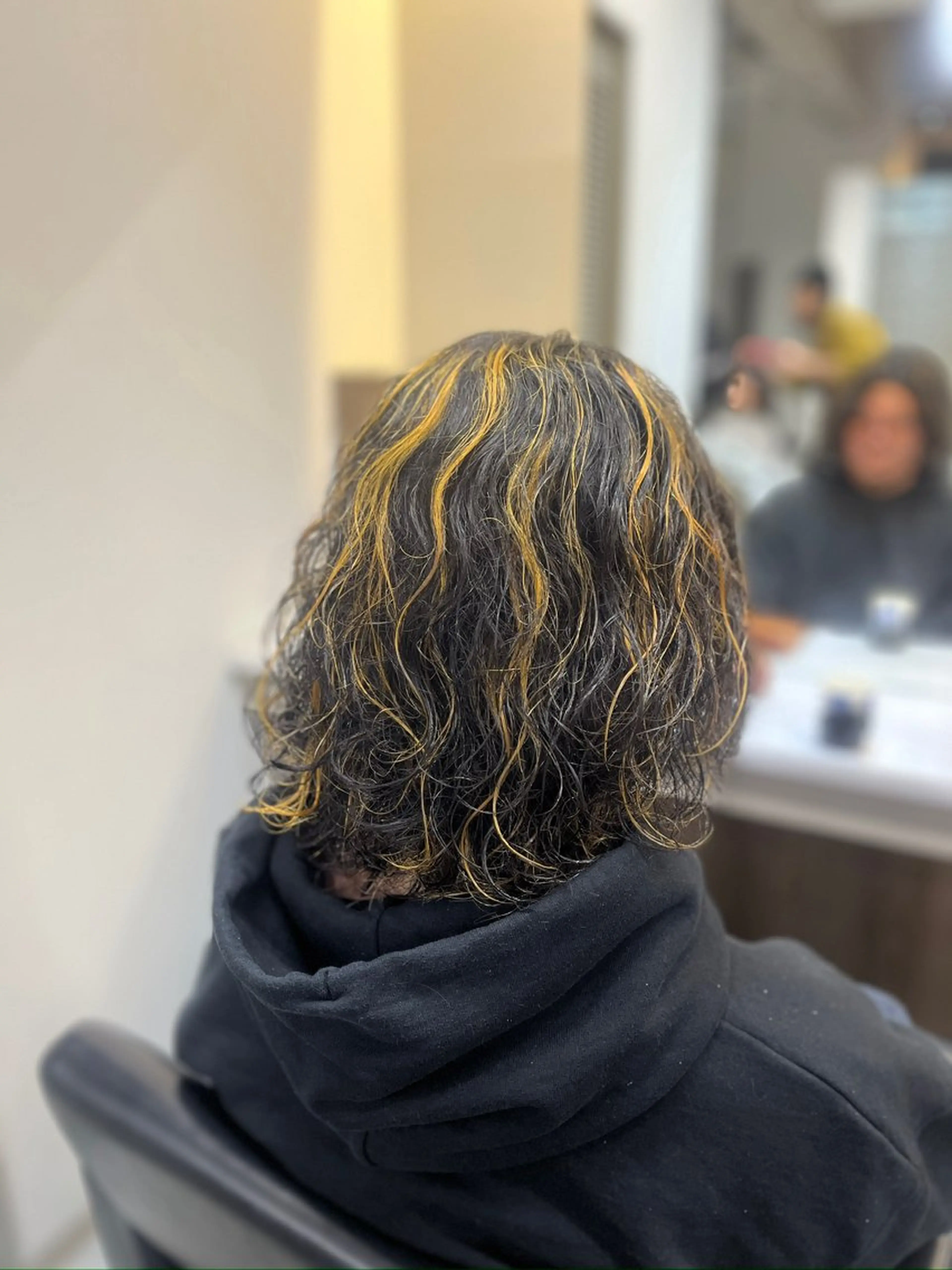 ロング パーマ メンズ メンズメッシュ メンズパーマ カット ヘアカラー パーマ センターパート🪽 SEIYAのヘアスタイル