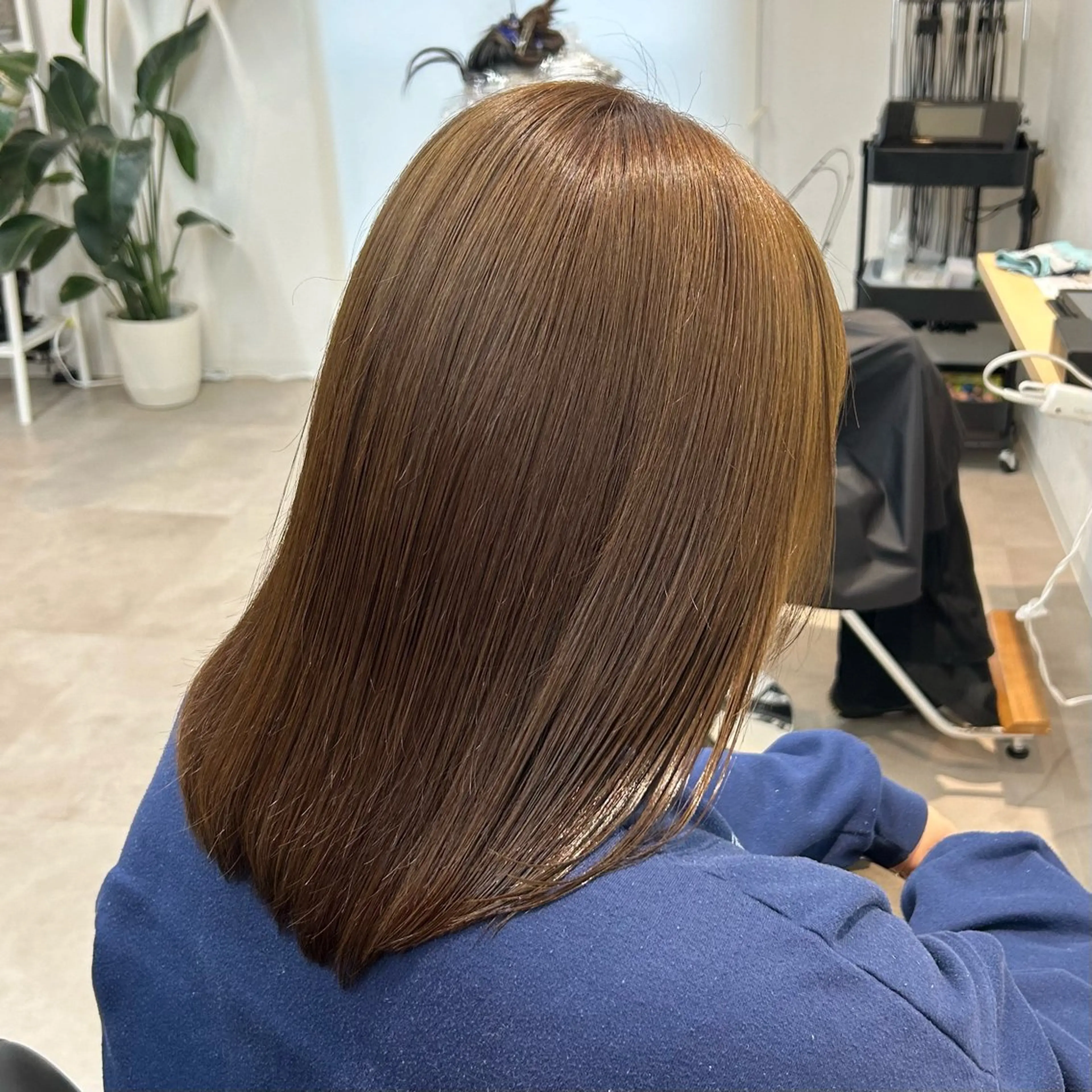 ミディアム カラー ベージュカラー 透明感カラー オリーブベージュ 艶カラー/レイヤー/ ハイトーン/まなみのヘアスタイル