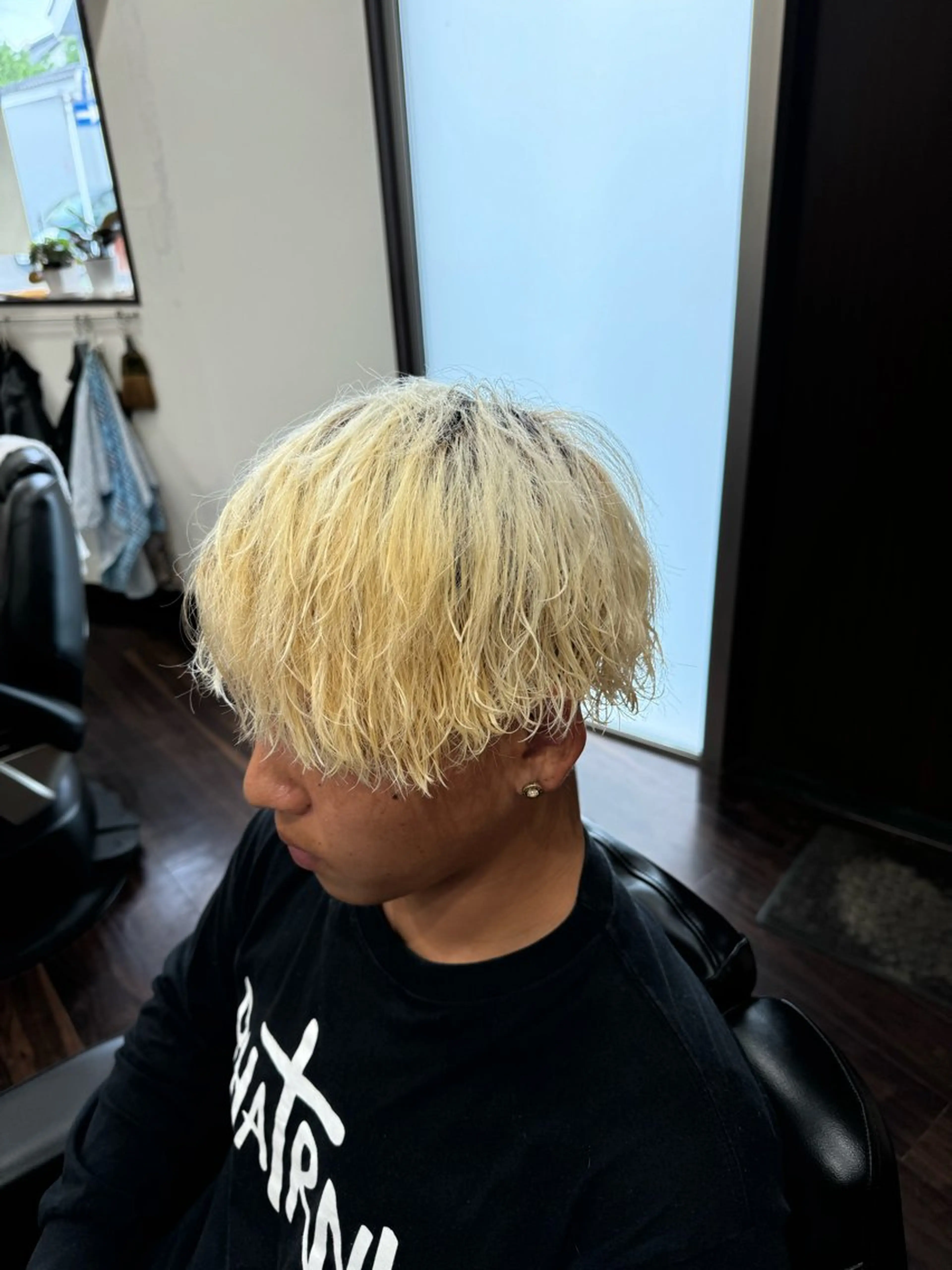 ショート カラー パーマ メンズ メンズハイトーン マッシュ ブロンド ハイトーンカラー 早川 太貴のヘアスタイル