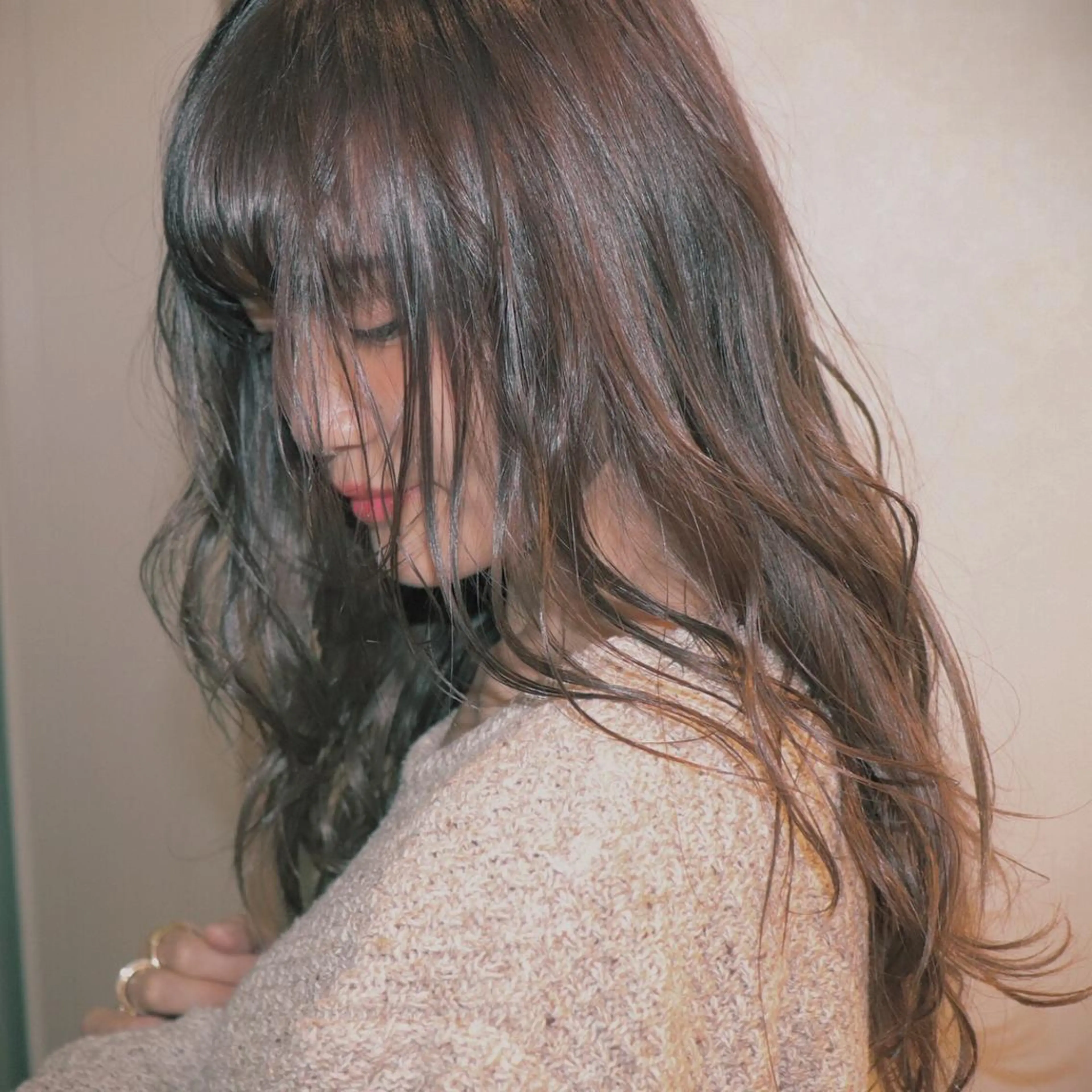 ロング カラー グラデーションカラー グレージュ AGU akariのヘアスタイル