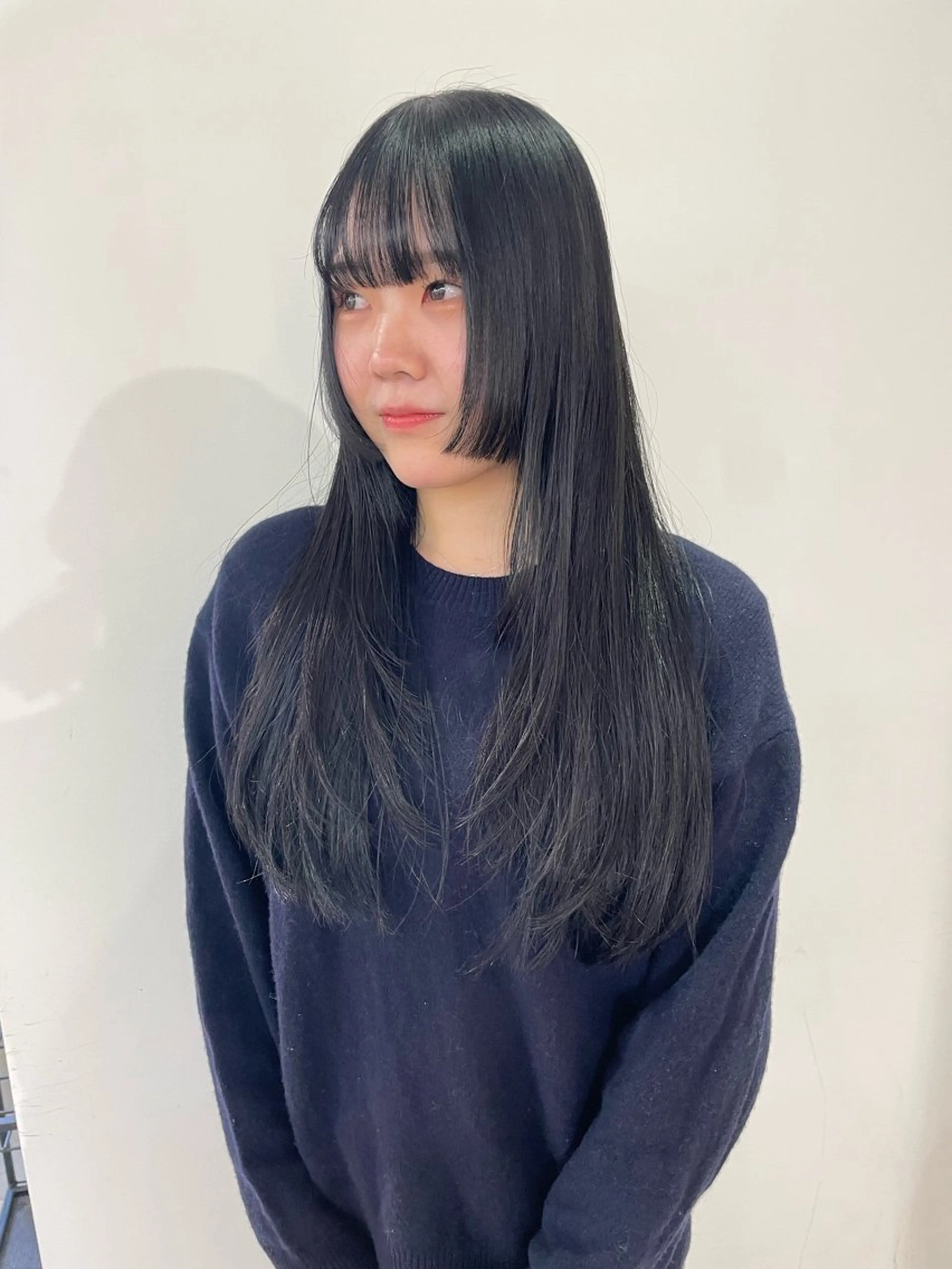 ロング カラー 黒髪 ブルーカラー ブルーブラック 透明感カラー イヤリングカラー カット トリートメント MIU/ルーツカラー 顔まわりレイヤーのヘアスタイル