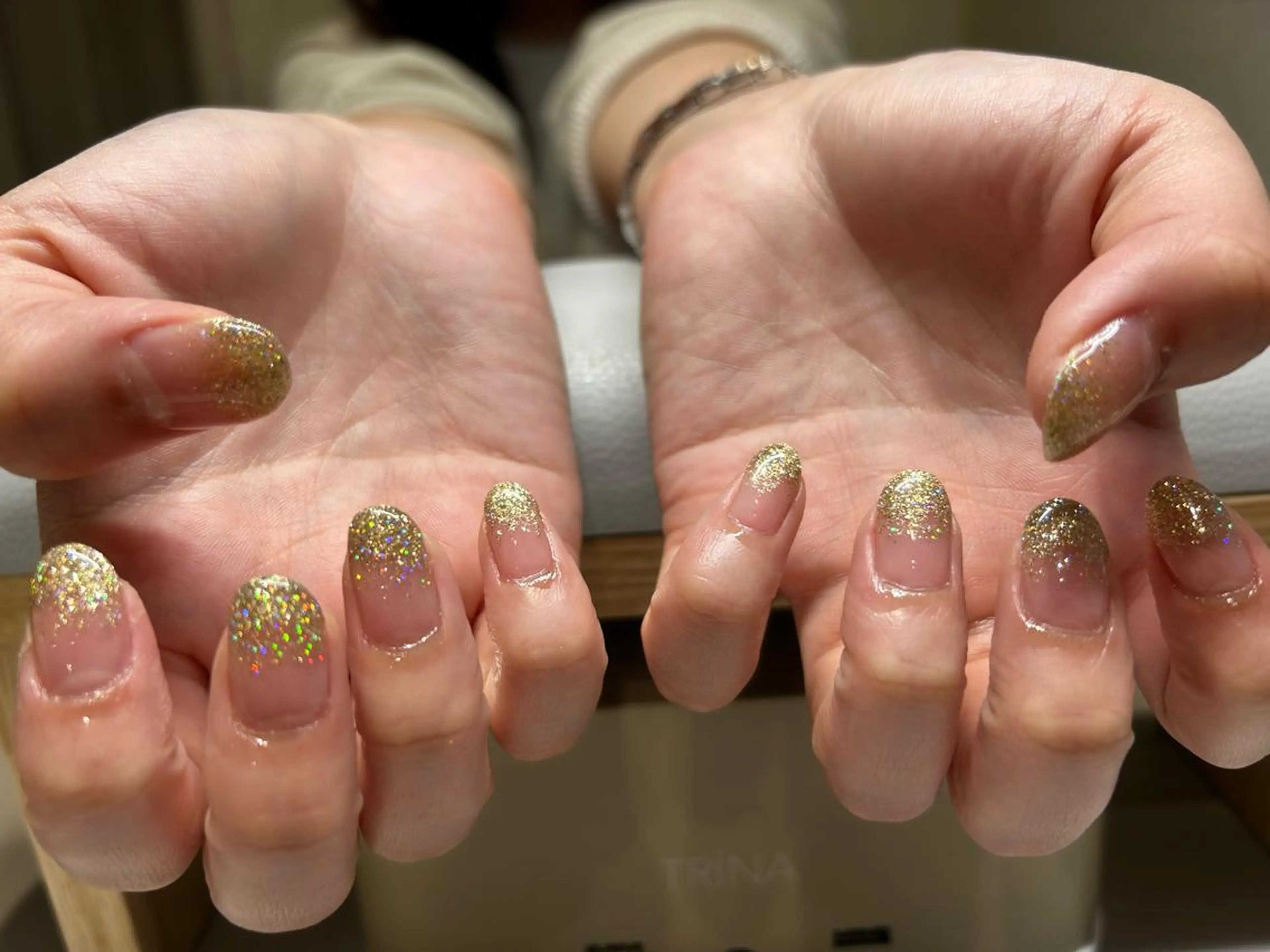 ネイル ゴールド グラデーション キラキラネイル ラメ(グリッター) ラメグラデーション coconailミユ 🎀のネイルデザイン