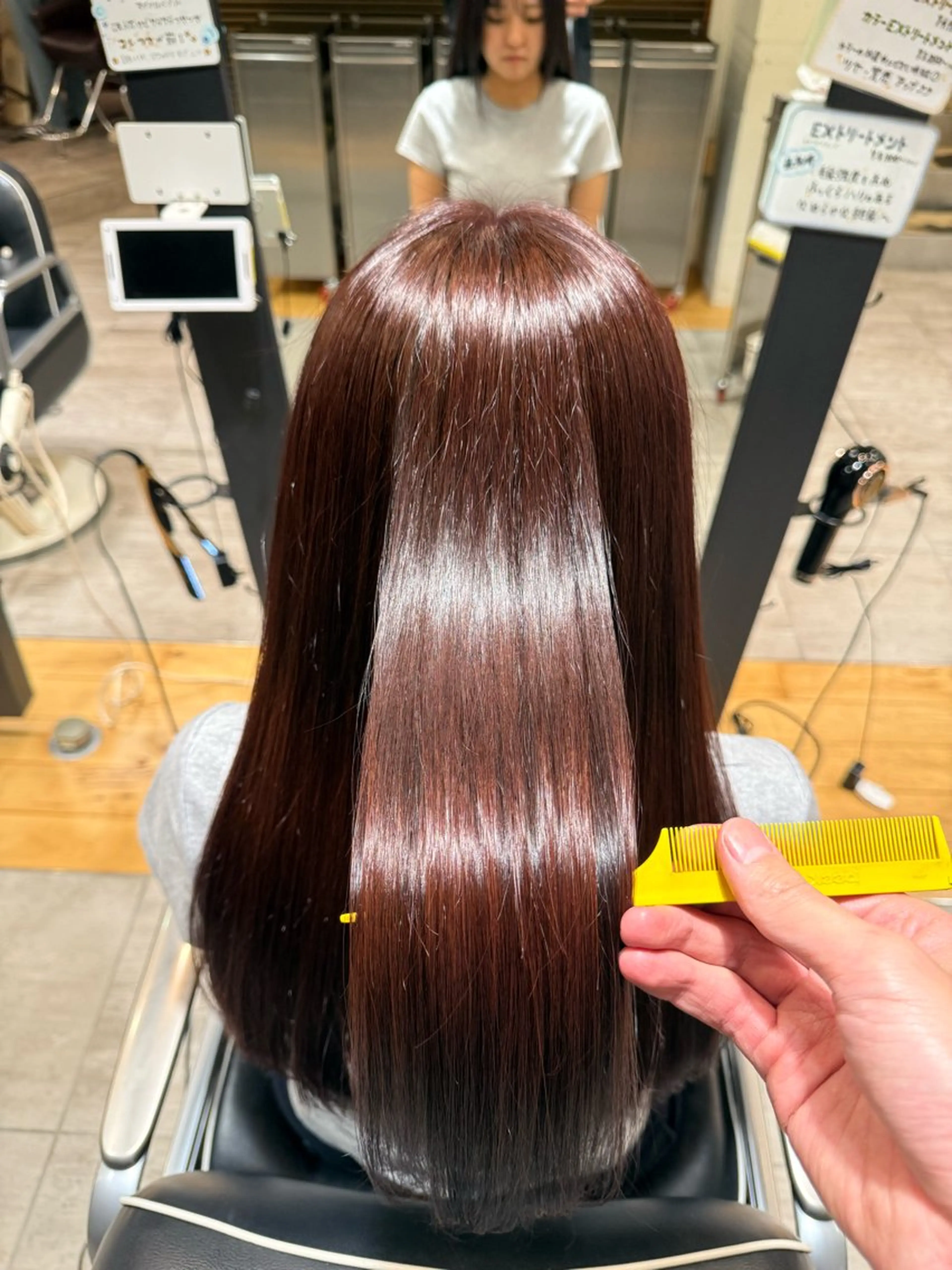 ロング カラー レッドカラー ヘアカラー トリートメント 西出 Nishideのヘアスタイル
