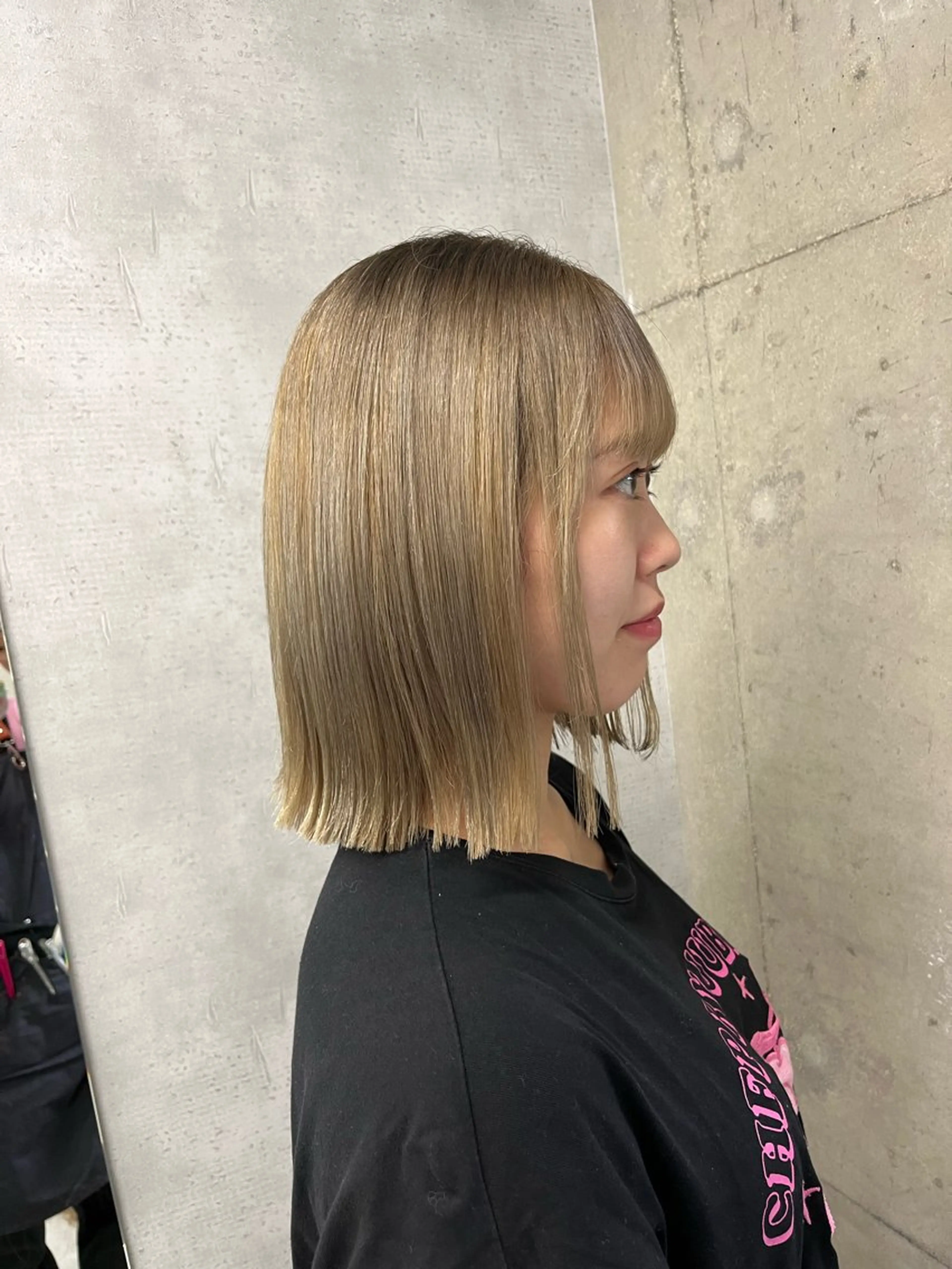 ミディアム カラー ベージュカラー ブリーチ 外ハネヘア anon Loemのヘアスタイル