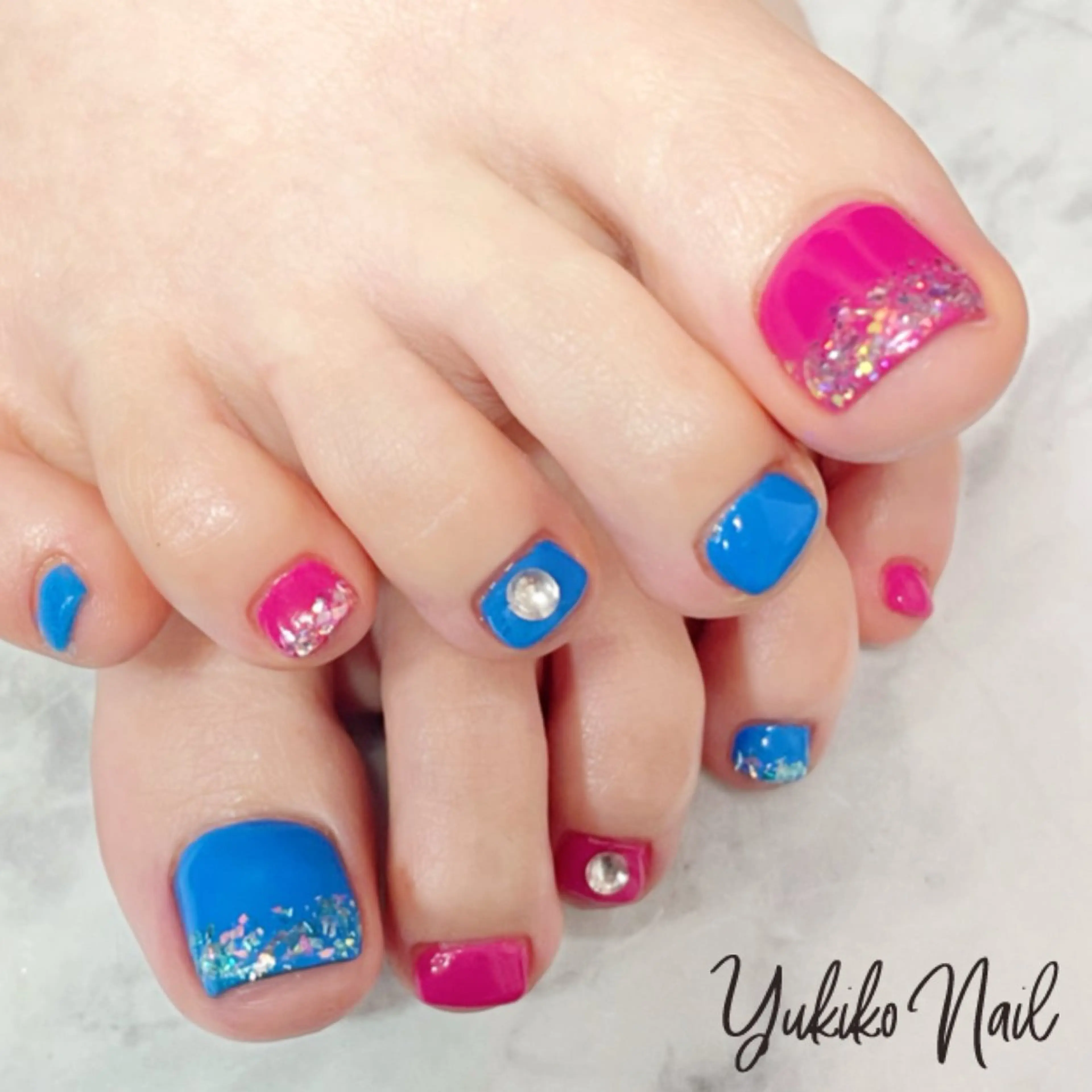 ネイル アートネイル ブルー フットネイル キラキラネイル ワンカラーネイル フットネイル ユキコ ネイルのネイルデザイン